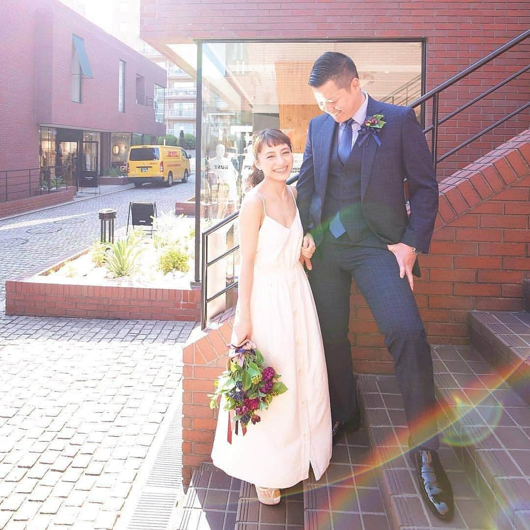 プレ花嫁の結婚式準備サイト farny 【ファーニー】さんのインスタグラム写真 - (プレ花嫁の結婚式準備サイト farny 【ファーニー】Instagram)「@farny_weddingをフォローして #プラコレ #farnyレポ を付けて投稿してくださいね♥ . :-: :-: :-: :-: :-: :-: :-: :-: :-: 本日紹介したいウェディングフォトは・・・ @iuweddingさま♥ . 笑顔もとっても美しい花嫁さま♡ 自然に笑い合うナチュラルな ショットが素敵ですね＊* 色鮮やかなブーケがアクセントとなった お洒落な一枚となっています。 . :-: :-: :-: :-: :-: :-: :-: :-: :-: . \\🌷花嫁ライター募集中// @farny_wedding の DMより”Farny 花嫁ライター希望”とお送りくださいね◎ 担当者から折り返しご連絡さしあげます⁂ . \\🌹花嫁アプリ // プロのアドバイザーに結婚式の相談を何度でも♡ ウェディングドレスの記事や、 自分のウェディングレポを残せちゃう♡” . ＞＞＞TOPのURLからcheck ⋈ @placolewedding ＞＞＞結婚のご相談は プラコレウェディングアドバイザーへ♡ @wedding_adviser ＞＞＞ウェディングレポを残したいなら、 farny by プラコレをcheck ✎ @farny_wedding ＞＞＞ウェディングアイテム＆DIYは farnyアイテムをcheck ❁ @farny_wd.item >>>沖縄フォトウェディングの予約は ainowa(あいのわ)をcheck✈ @ainowa_okinawa . ┈┈┈┈┈┈┈┈┈┈┈┈┈┈┈┈┈┈┈ #プレ花嫁 #卒花  #花嫁 #卒花嫁 #お色直し  #結婚準備  #花嫁準備 #当日レポ #撮影指示書 #weddingtbt #weddingdress #ウェディングドレス #運命の一着 #ウェディングフォト #挙式レポ #卒花しました #試着レポ #farnyレポ #前撮り #後撮り  #関東花嫁 #関西花嫁 #ナチュラルウェディング #ブーケ」5月12日 17時16分 - farny_wedding