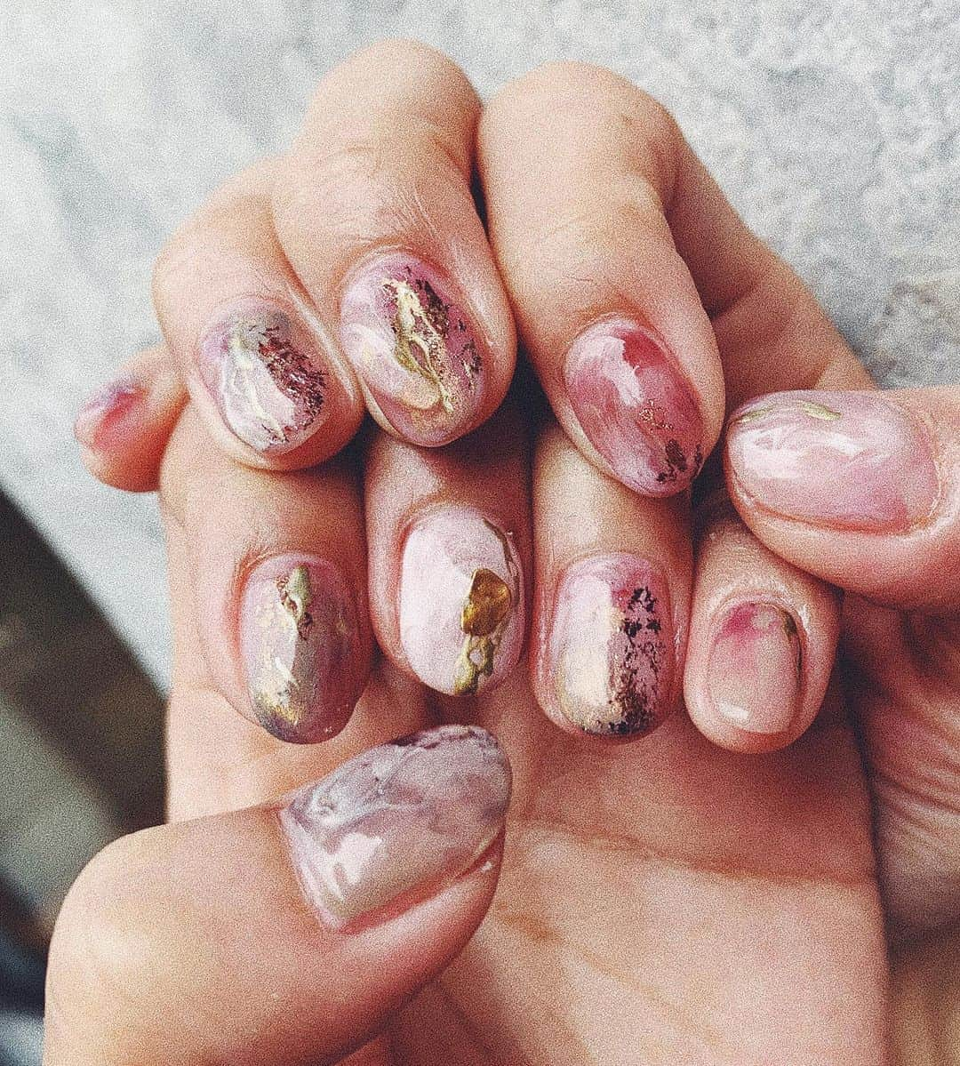 佐藤有里さんのインスタグラム写真 - (佐藤有里Instagram)「. . . new nail🔮 . . 今回も@akina_vi2 にお任せして 想像以上に可愛くしてもらった🧸❤︎ akinaさんサバサバしてて好きw . . #nail#ニュアンスネイル」5月12日 17時08分 - yuri_212