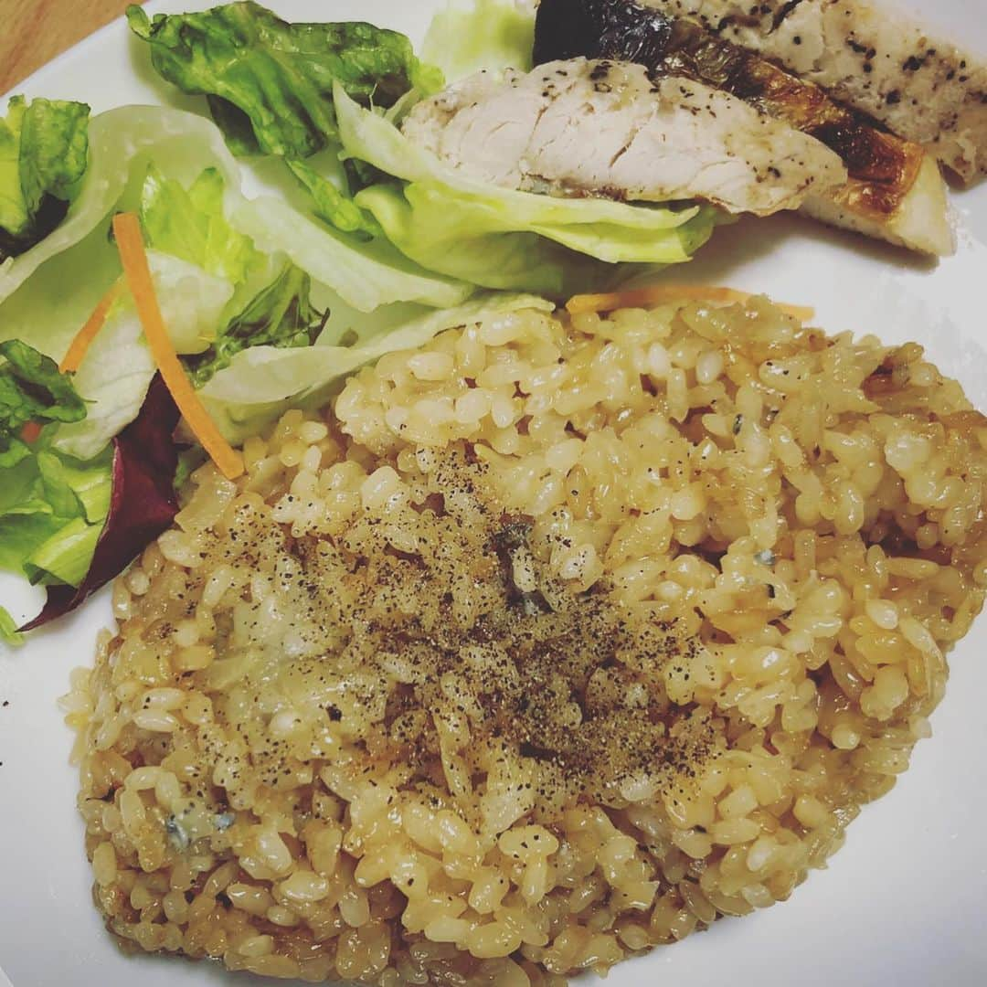 森田悠介さんのインスタグラム写真 - (森田悠介Instagram)「Happy mother's day🌹 I cooked risotto for her😋 母の日。 昔の髪型に時代を感じる😆 #mothersday #happymothersday  #family #love #母の日 #mutty  #毎日LINEくるけど #これからもよろしくね #いつもありがとう #実は昔 #シンガーソングライター  #musicianslife #mymom #was #singersongwriter」5月12日 17時18分 - yusukemorita_bass