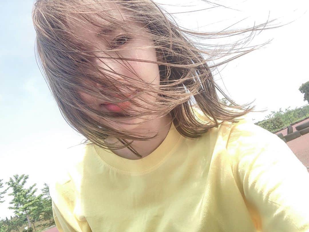 神部美咲さんのインスタグラム写真 - (神部美咲Instagram)「ロケ日和でした👯‍♂️ . 風が味方になるときと 敵になるときと🙃🙂 .  夏に向けて、投稿写真が Tシャツまみれになる現象が 起こり始めてます🤷‍♀️🤦‍♂️」5月12日 17時18分 - jimbu_misaki