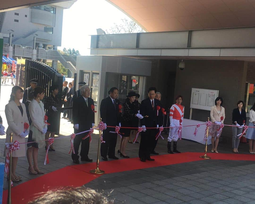 六車奈々さんのインスタグラム写真 - (六車奈々Instagram)「盛岡競馬、本日開幕！  会場前から、大勢のお客様。 テープカットをさせていただきました^_^  #テープカット #岩手競馬 #盛岡競馬場 #開幕 #働くママ #六車奈々」5月12日 17時18分 - nanarokusha