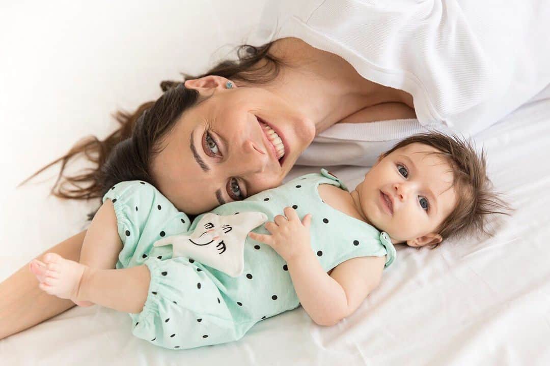 ギョズデ・ソンスルマのインスタグラム：「Bugün benim ilk anneler günüm!  Sen şimdi söyleyemezsin mavi’m, günün kutlu olsun diye!  Ama ben sana söyleyebiliyorum güzel yavrum,  diyorum ki; gülüşüme gülüş,canıma can oldun...mutluluğuma sebep, varlığıma anlam kattın! İyi ki beni seçtin, iyi ki senin annen oldum! Tanıdığım,tanımadığım tüm güzel anneler; günümüz kutlu olsun💐 #iyikivariz 💙🙏🏻🧿」