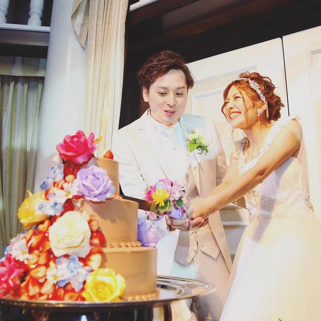 ホテルモントレウェディング【公式】 のインスタグラム：「♥ ￣￣￣￣￣￣￣￣￣￣ @montereyweddingをフォローして 『 #モントレ花嫁 』『 #ホテルモントレ』の タグをつけて投稿してくださいね＊*. . オリジナルケーキで、ケーキカットのシーンを おふたりらしく演出♡ . ◆ホテルモントレ公式HPはこちら* https://www.monterey-wedding.jp . #モントレ #モントレ花婿  #dressy花嫁 #プレ花嫁 #marry花嫁 #卒花 #marryxoxo #wedding #weddingceremony #weddingreception #weddingparty #weddingdress #dress #flower #weddingbouquets #プラコレ #結婚式場 #ウエディングニュース  #日本中のプレ花嫁さんと繋がりたい #結婚式 #パーティー #披露宴 #ホテルウェディング #ウェディングケーキ #weddingcake #cake #cakedecorating」