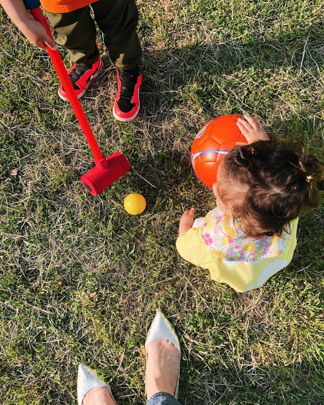 大橋菜央さんのインスタグラム写真 - (大橋菜央Instagram)「Perfect day for the kids picnic🌼 . . . ピクニック日和🌭♡ . ボールが大好きでお兄ちゃんたちのサッカーに参加したがるやんちゃMia⚽️ . 動きがすばしっこくなって すでに追いかけるのに必死😂 . . . #picnic #東京ピクニック #赤ちゃんとお出かけ #生後1歳3ヶ月 #生後15ヶ月 #たれ眉 #miababyliving」5月12日 17時26分 - naoliving