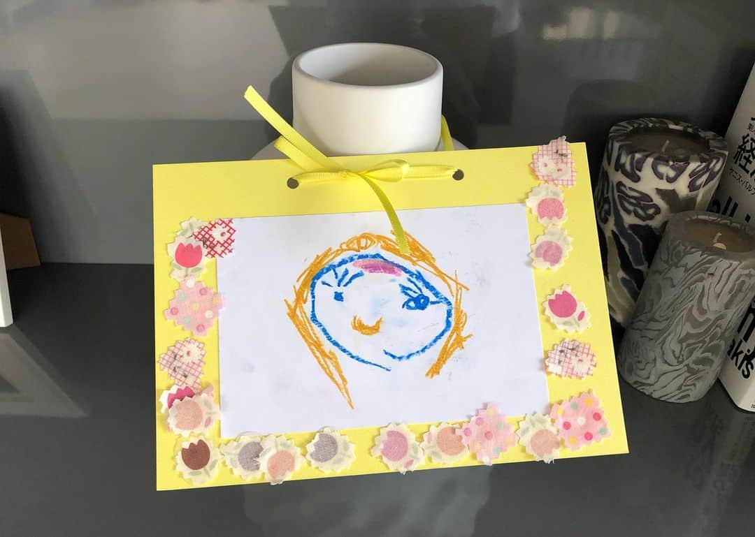吉原珠央さんのインスタグラム写真 - (吉原珠央Instagram)「Happy Mother's Day♫ 世界中のお母さんが笑顔の一日となりますように^_^  #母の日 #日曜日 #ありがとう #子供たち #カード #好きな場所に #飾ってくれた #息子は #どうしても花瓶にさげたいらしい💦」5月12日 17時27分 - tamaoyoshihara