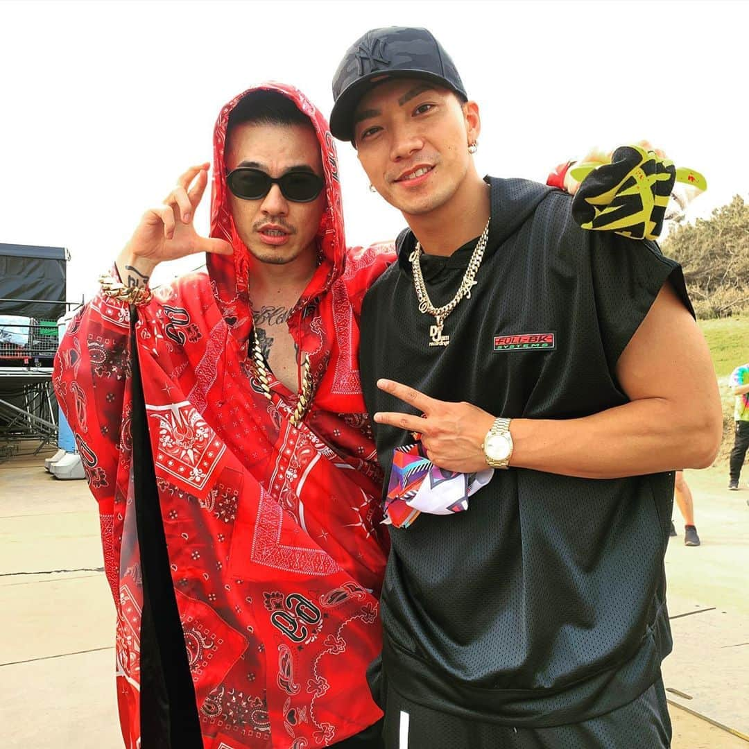 野替愁平さんのインスタグラム写真 - (野替愁平Instagram)「#EDCjapan2019 AKさんのステージで参戦させてもらいました‼️✨1時間のセットでAKさんがHIPHOPへの愛を、敬意を込めて、パフォーマンスする姿、マジで感動しました✨DJ Khaled→FAT JOE→FabolousとのFeat曲からDef Jamのフラッグが掲げられた時は鳥肌やばかった😵そこからAK-69の歴代の楽曲を日本のRappersがRemixしていく...愛の塊でした🔥✨ 俺は今回「Only God Can Judge Me Remix」に参加させてもらいました。16小節に全力投球。震えました🔥🔥AKさん、最高のステージに一緒に立たせて頂き、ありがとうございました‼️✨」5月12日 17時34分 - sway_ldh