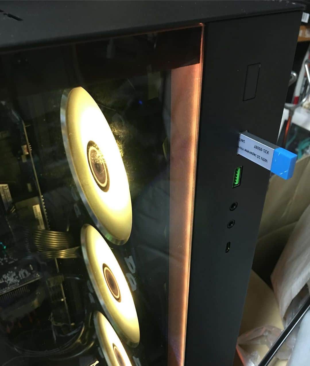 森田繁のインスタグラム：「このまえWindowsをインストールしたのはたしか7、そのときはDVD-ROMだと思ったが、いまはもうPCに光学ドライブがないのが普通なので、メディアもUSBになるわけか……。」