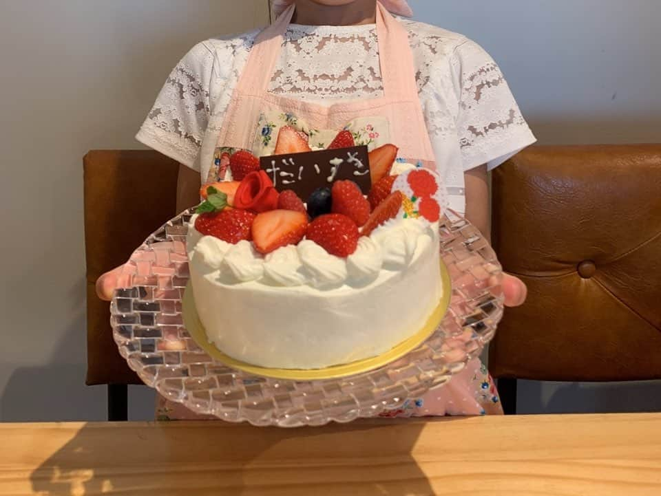 SEIRAさんのインスタグラム写真 - (SEIRAInstagram)「娘からMother's dayの🎁プレゼント💓 🍓手作りケーキ🍰でした。    ㅤㅤㅤㅤㅤㅤㅤㅤㅤㅤㅤㅤㅤ 「だいすき」  ㅤㅤㅤㅤㅤㅤㅤㅤㅤㅤㅤㅤㅤ 私もだいすきだよ💕💕💕💕💕 Bigサプライズ🎉 ありがとうね(´•ω•̥`)嬉しい❤️  ㅤㅤㅤㅤㅤㅤㅤㅤㅤㅤㅤㅤㅤ #mother #mothersday #mothersdaygifts #daughter#daughterlove #母の日#母の日プレゼント #手作りケーキ」5月12日 17時31分 - official.seira