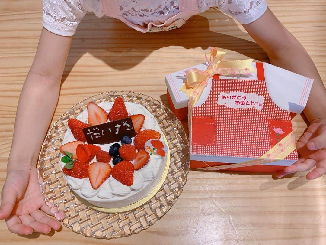 SEIRAさんのインスタグラム写真 - (SEIRAInstagram)「娘からMother's dayの🎁プレゼント💓 🍓手作りケーキ🍰でした。    ㅤㅤㅤㅤㅤㅤㅤㅤㅤㅤㅤㅤㅤ 「だいすき」  ㅤㅤㅤㅤㅤㅤㅤㅤㅤㅤㅤㅤㅤ 私もだいすきだよ💕💕💕💕💕 Bigサプライズ🎉 ありがとうね(´•ω•̥`)嬉しい❤️  ㅤㅤㅤㅤㅤㅤㅤㅤㅤㅤㅤㅤㅤ #mother #mothersday #mothersdaygifts #daughter#daughterlove #母の日#母の日プレゼント #手作りケーキ」5月12日 17時31分 - official.seira