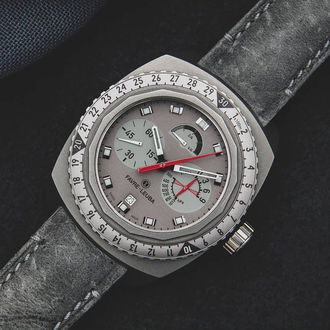 Daily Watchさんのインスタグラム写真 - (Daily WatchInstagram)「This extremely cool Raider Bivouac 9000 from @FavreLeuba will be up for auction today! It’s the first mechanical altimeter wristwatch to accurately calculate altitude and time on the 8848-meter peak of Mount Everest ⛰ @AdrianBallinger brought this actual piece to the top of Mount Everest on May 20, 2018 🧗‍♂️#FavreLeuba」5月12日 17時32分 - dailywatch