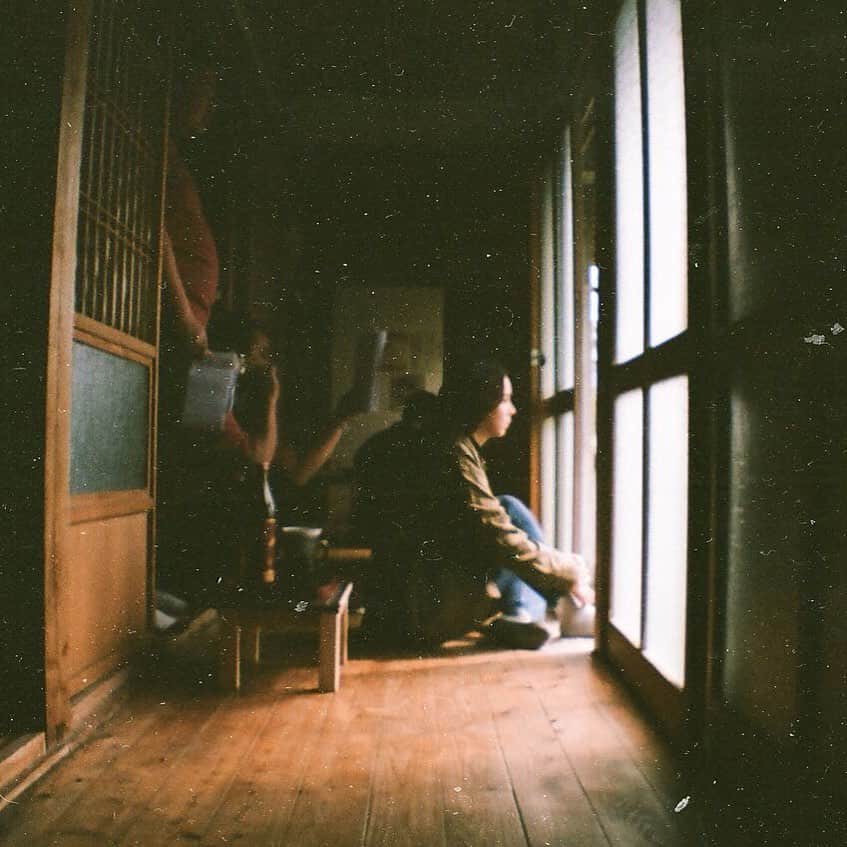 ジュリア バレットのインスタグラム：「I believe in growth the kind that hurts and the kind that heals —alex elle  5.15 #betweenmaybes」