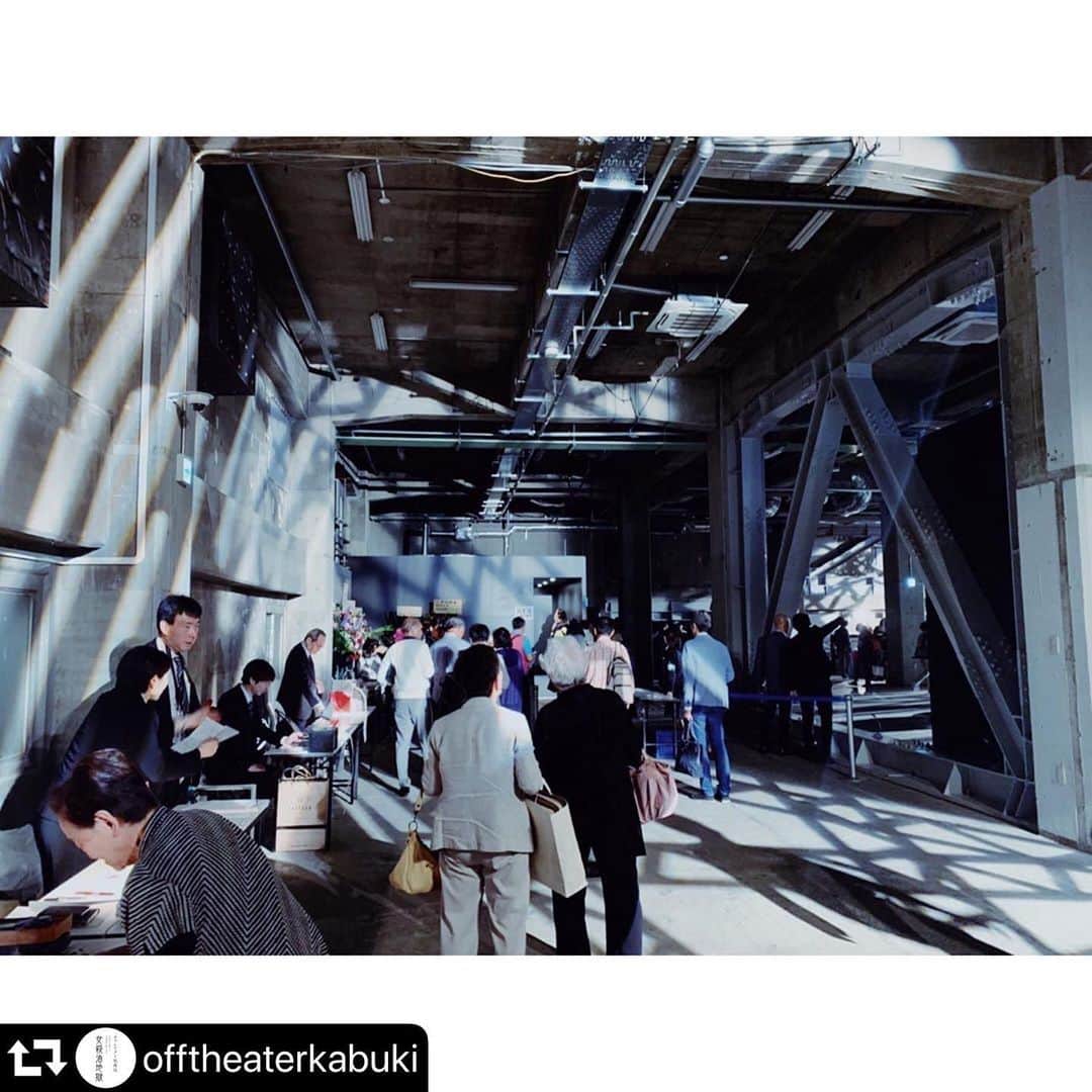 中村獅童さんのインスタグラム写真 - (中村獅童Instagram)「#repost @offtheaterkabuki ・・・ #オフシアター歌舞伎 寺田倉庫初日の様子  開演前のエントランスアプローチのライティング #女殺油地獄  @offtheaterkabuki #中村獅童 #中村壱太郎 #上村吉弥 #嵐橘三郎 #赤堀雅秋 #荒川良々 #歌舞伎 #kabuki  ご来場いただきありがとうございました。」5月12日 17時51分 - shido_nakamura