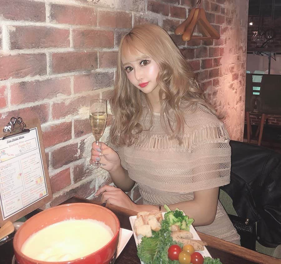 SHIHOさんのインスタグラム写真 - (SHIHOInstagram)「. . この前の女子会🧝‍♀️♥️ @desalita_shibuya で🍴 . . 女子会飲み放題コースに したんだけどこれがめっちゃ豪華で🥺！ . ↓↓↓↓↓↓↓↓↓↓ コース内容 全8品 -厳選！産地直送 鮮魚のカルパッチョ 贅沢3種盛り -10品目！たっぷりお野菜のニース風サラダ -イタリア産プロシュート&自家製ローストビーフ -自家製フォカッチャ -とろ〜りチーズフォンデュ -Desalitaの定番！牛ハラミのグリル -シェフお任せパスタ -本日のデザート . . 豊富な種類のお酒を飲みながら 美味しいご飯をいただけて✨ 大満足のコースでした🍴♡！ . . 特にチーズフォンデュと 牛ハラミのグリルが最高だったよ💓 . 雰囲気もとってもいいから 女子会にオススメです➳ ( ˙-˙=͟͟͞͞)♡ . . #デサリータ渋谷 #渋谷イタリアン #渋谷ワイン #渋谷グルメ #渋谷チーズフォンデュ #pr #コラボベース」5月12日 17時44分 - cham_pipi