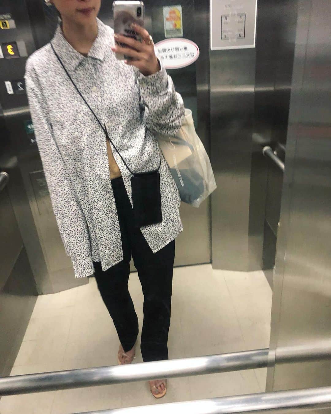 野尻美穂のインスタグラム：「チャンピオンのナイロンパンツ、シャツとの相性良し👌🥺 #mihonano  #champion  #supreme」