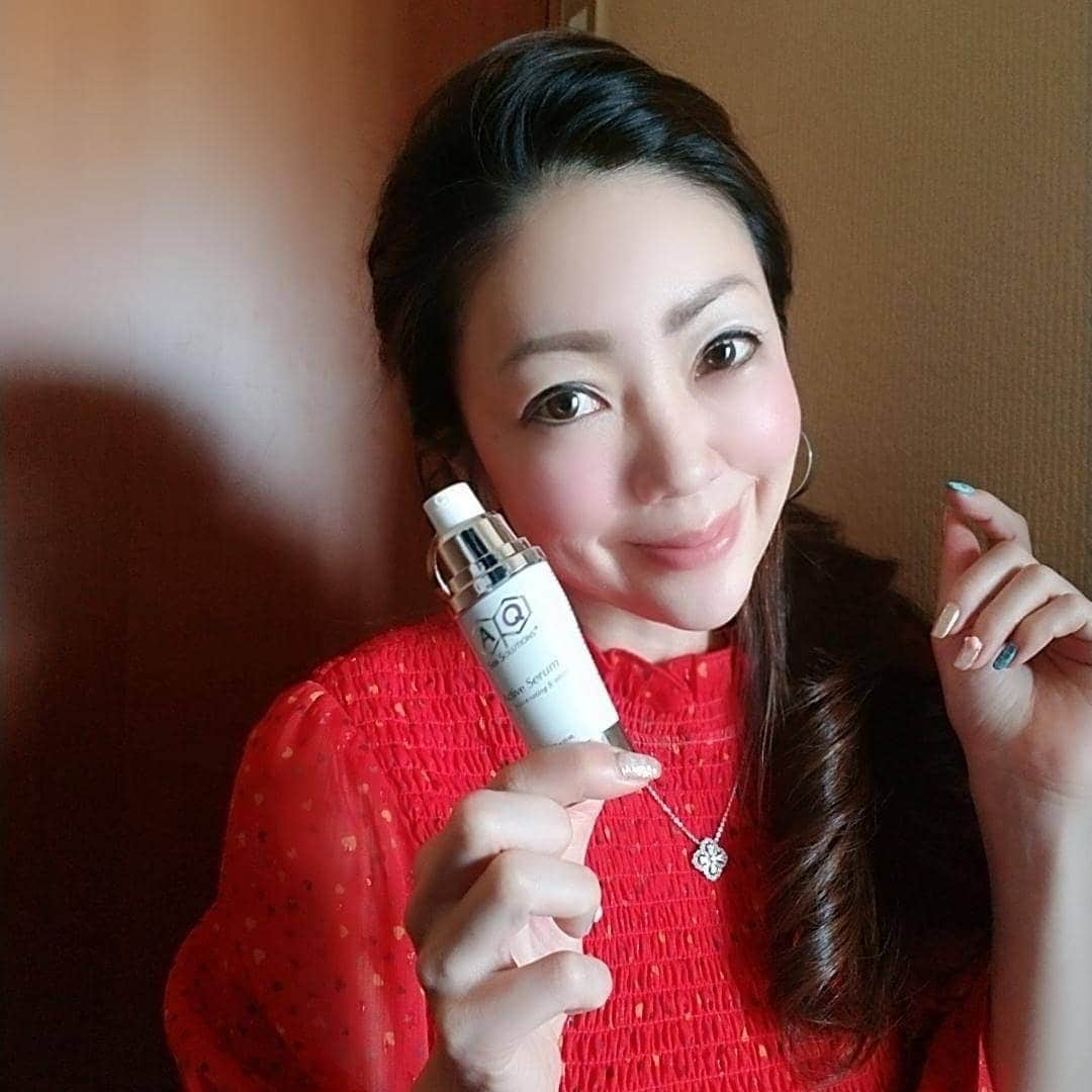 今堀恵理さんのインスタグラム写真 - (今堀恵理Instagram)「@aqskinsolutionsjapan 使ったすぐに実感し、使い続けたら驚くくらい変わったと分かる化粧品のレベルじゃない効果の「AQ アクティブセラム」「AQアイセラム」です  世界最先端のGF（グロースファクター／細胞成長因子）技術を応用し、老化や、環境的な原因によって起こった肌（皮膚）へのダメージを速やかに修復します 使い方も独特で、洗顔後すぐに塗り3～5分放置した後にいつものスキンケアをします  #美容液　#グロースファクター美容液　#成長因子美容液　#アクティブセラム　#アイセララム #アラフォー女子　#スキンケア部　#美肌の秘密　#skincare #きれいになりたい　#芦屋セレブ　#今堀恵理」5月12日 17時45分 - eriimahori