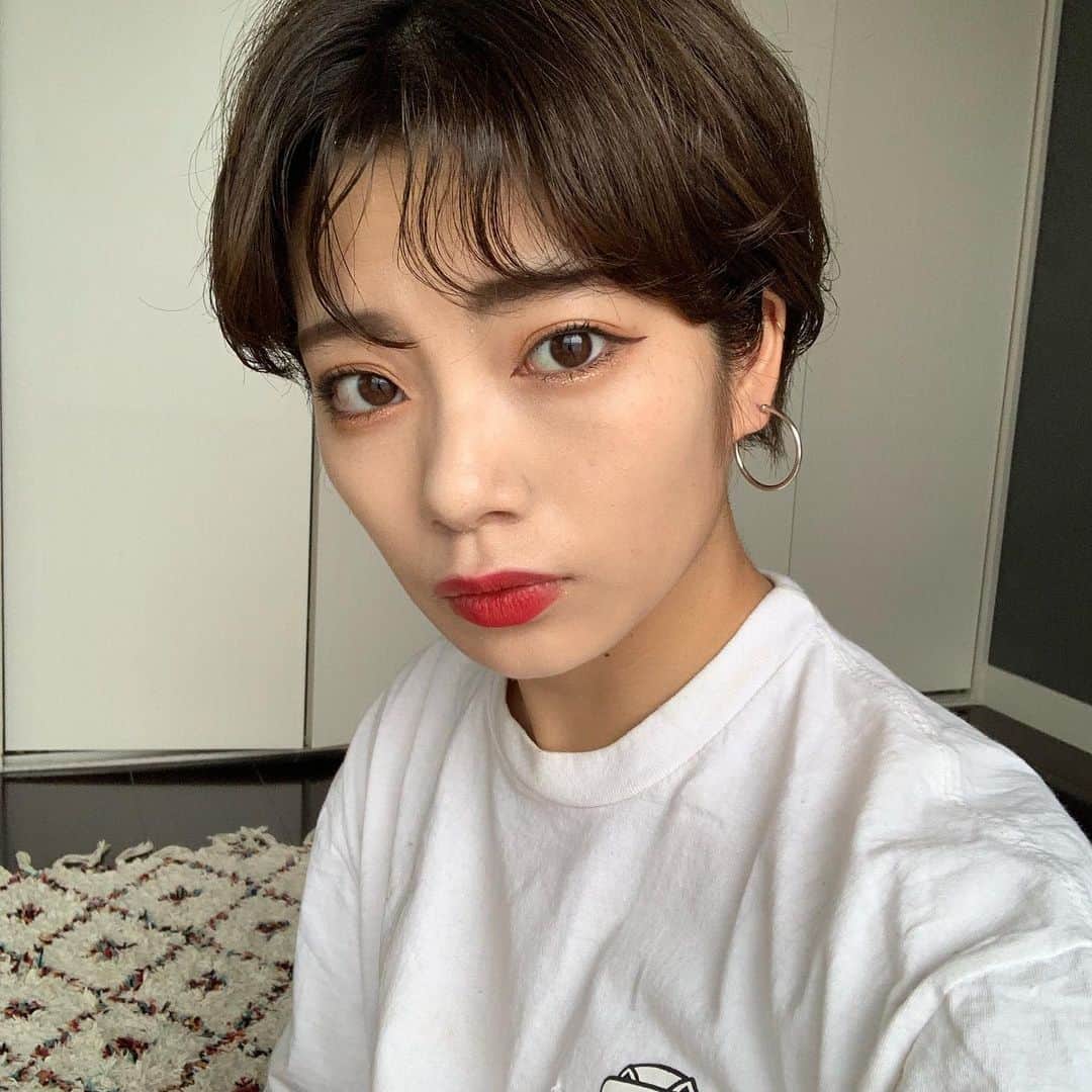 のインスタグラム：「ほんの少し髪の毛をカット✂︎ 前髪うねうね珍しいでしょ☺︎ こちらのヘアセットのやり方は 高木さんのYouTubeにあがるっぽい 私もそれ見て真似してみよっっ #おしゃ8の字ばんぐ」