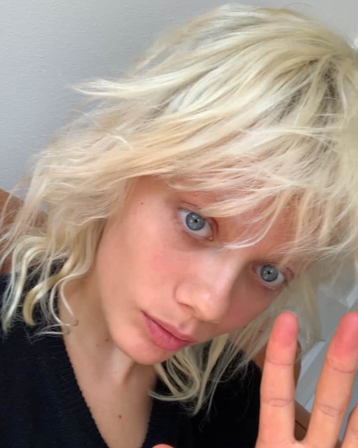 マリヤン・ジョンクマンのインスタグラム：「Not a big fan of the latest photoshop & retouch trends」