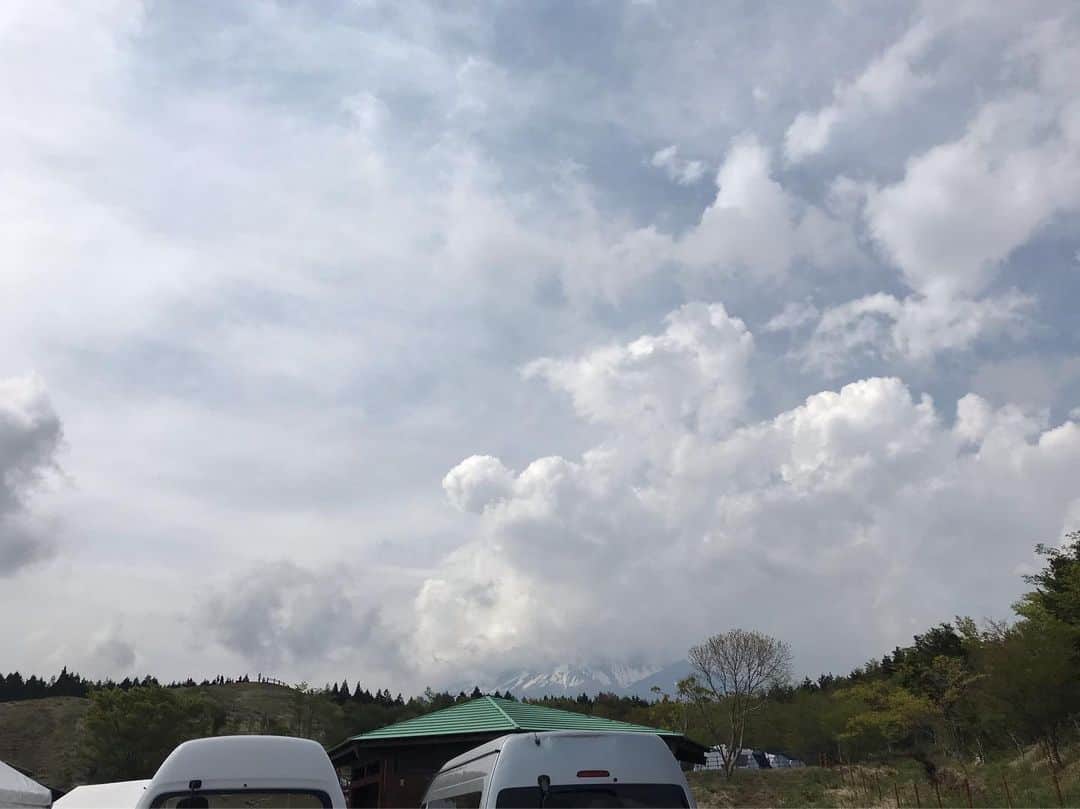 伊藤大助のインスタグラム：「新キャンプフェスFUJI&SUN'19。おいしい空気の中で、楽しく集中して演奏させていただきました。ゆったりした余裕のある空気のイベント。末永くお世話になりたいものです。ステキな時間をありがとうございました。（´-`）」