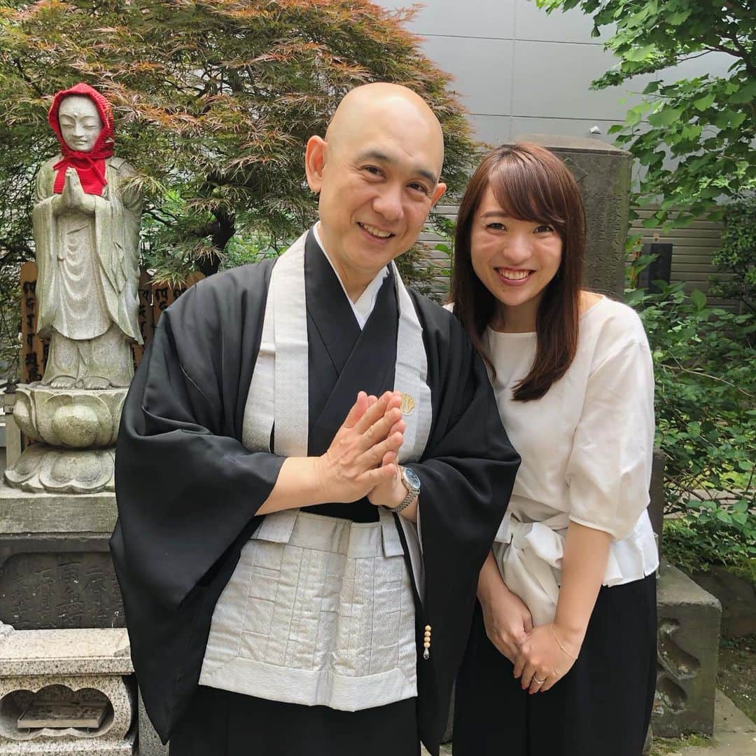 鈴木美穂のインスタグラム：「今日は、母校の高校の先生で、高校からも近い成覚寺の住職さんでもある山口 泰史先生にお声がけいただいて、法要に集まられた方々にお話させていただきました。  高校に入学して、先生にお会いしてからもう20年！ 成覚寺には今日初めてお伺いさせていただき、お寺でお話するのも初めてだったのですが、お寺の空間と皆さんの温かさに助けられて緊張もほぐれ、お寺の世界、仏教の世界についても先生から直接お話を伺うことができて学びがありました。  そして、今日は書籍を売る予定はなかったのですが、私のお話の後に先生が一言オススメしてくださったら、さすがの口コミ力！ ありがたいことに「今日欲しい」と言ってくださる方々がたくさんいたのですが、あいにく手持ちがなく、近くの本屋さんに電話するもその数だけ在庫がある本屋さんがなかなか見つからず…そんな中、丸の内丸善に16冊あると分かり、先生の義弟さんと共に急遽向かい、在庫ある分丸ごと買って戻るということをしました笑 そうしたらお寺の前にわざわざサイン会みたいな準備をして待ってくださっていて、皆さんの「法要力」…ではなくて、「包容力」と、温かさに感動しました。 それでも足りなかった方々には、後日必ずお届けします。 とにかく身に余るほどの反応をいただいて、本当に恐縮でしたが、本当に嬉しかったです。  山口先生、今日ご一緒させていただいた皆さま、心温まる時間をどうもありがとうございました。」