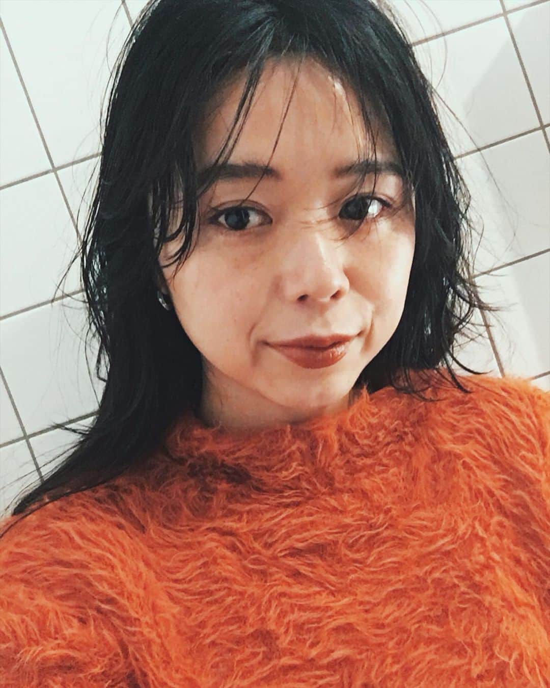 Yu-kiのインスタグラム：「My new hair🧡 I’ve got fringe!  何年ぶりだろう、前髪を短くしてもらったのは。作ったと言うよりは、せっかく短くなったから活かしてスタイリングしてみた◎前髪スタイリング4パターン🙆🏻‍♀️かなり少なめに残した1枚目、束感出して厚めに残した2枚目、センターパートに分けた3枚目、そしていつものようにかきあげた4枚目。顔まわりにもたっぷりレイヤー入れてもらって巻いて動かしてます。長さは3センチくらいしか切らず、まだ黒髪ロングをキープするつもりです🙌🏻私の一押しオススメスタイリング剤はまたアップしますね☺️今毎日のスタイリングが楽しくて仕方ないほんとに💛」