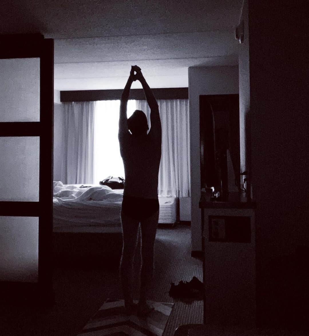 ブライアン・アダムスのインスタグラム：「Tonight is the last night of this months gigs in the USA, and it’s been such a great tour. I love America. We’re back to Europe next month for a succession of gigs, and really looking forward to it too. We’ve been touring doing 10 shows a month for nearly 20 years now. Before that I used to never go home, I’d just stay on tour and rent houses in foreign countries. Here I am today stretching out and being grateful and thankful to still be standing with my band and crew, without whom I simply couldn’t do these shows around the world all the time. Which brings me to the point of this posting, you can’t do it on your own, you need to create your support team! #bryanadamsshinealight」