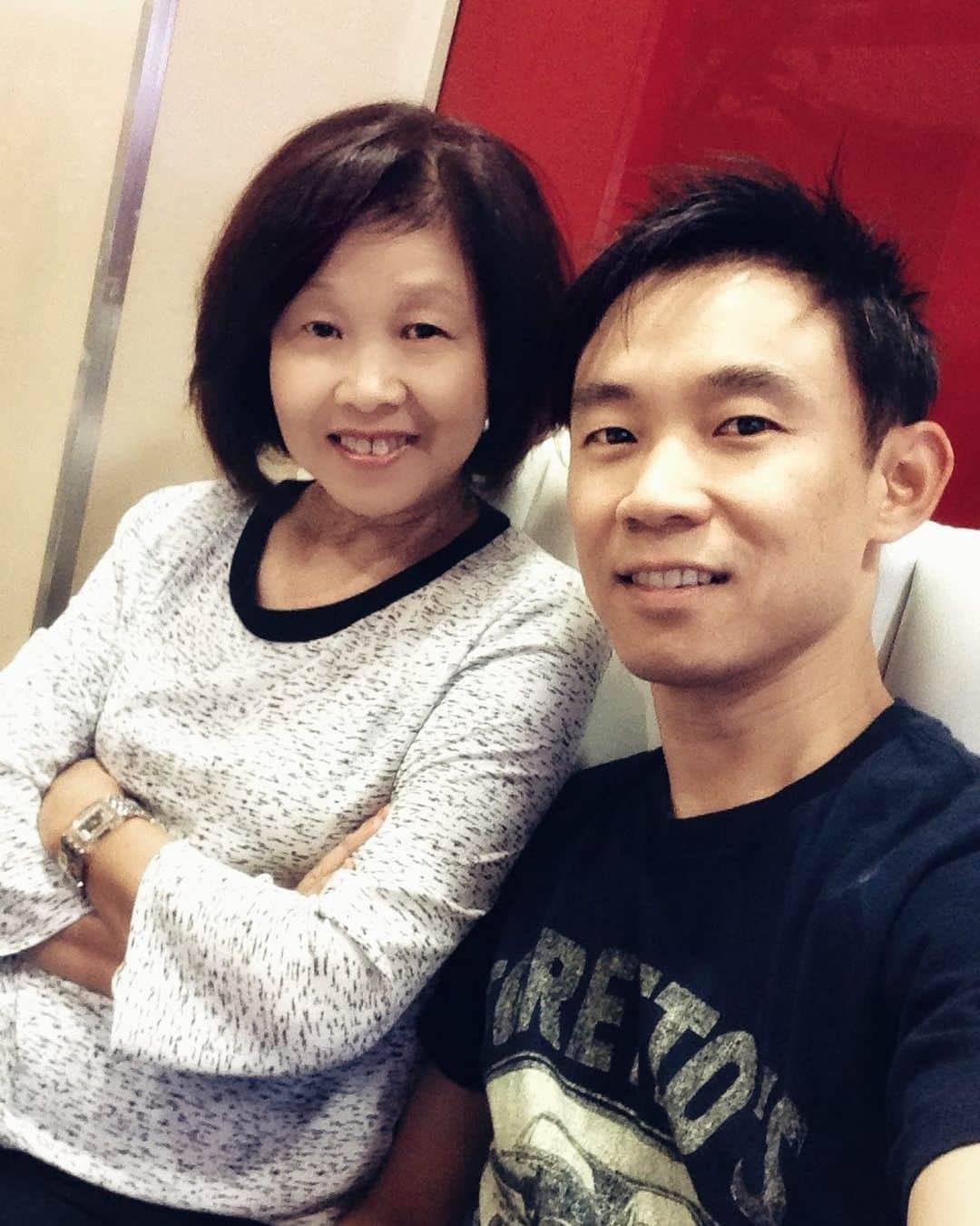 ジェームズ・ワンのインスタグラム：「Happy Mother’s Day to my amazing, one-and-only mum. Love you heaps, you’re the bestest. Thank you for introducing me to movies at a young age, and especially horror films!! And Happy Mother’s Day to all the incredible mothers out there.」