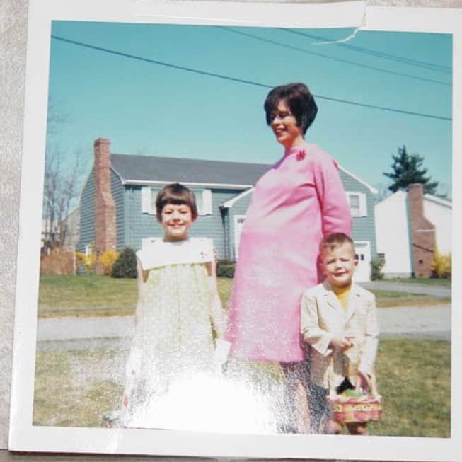 ロバート・パトリックさんのインスタグラム写真 - (ロバート・パトリックInstagram)「Happy Mothers Day! Here’s my Momma with my sister, brother, and two more on the way! I almost believe I took this photo from the angle, I was 10 and this was 1968 May. My father was getting his Masters Degree from M.I.T. And we were living in Needham, MA. Happy Mother’s Day to all the Moms out there! You are the rocks, and anchors of your families! God bless! #mothersday」5月13日 3時11分 - ripfighter