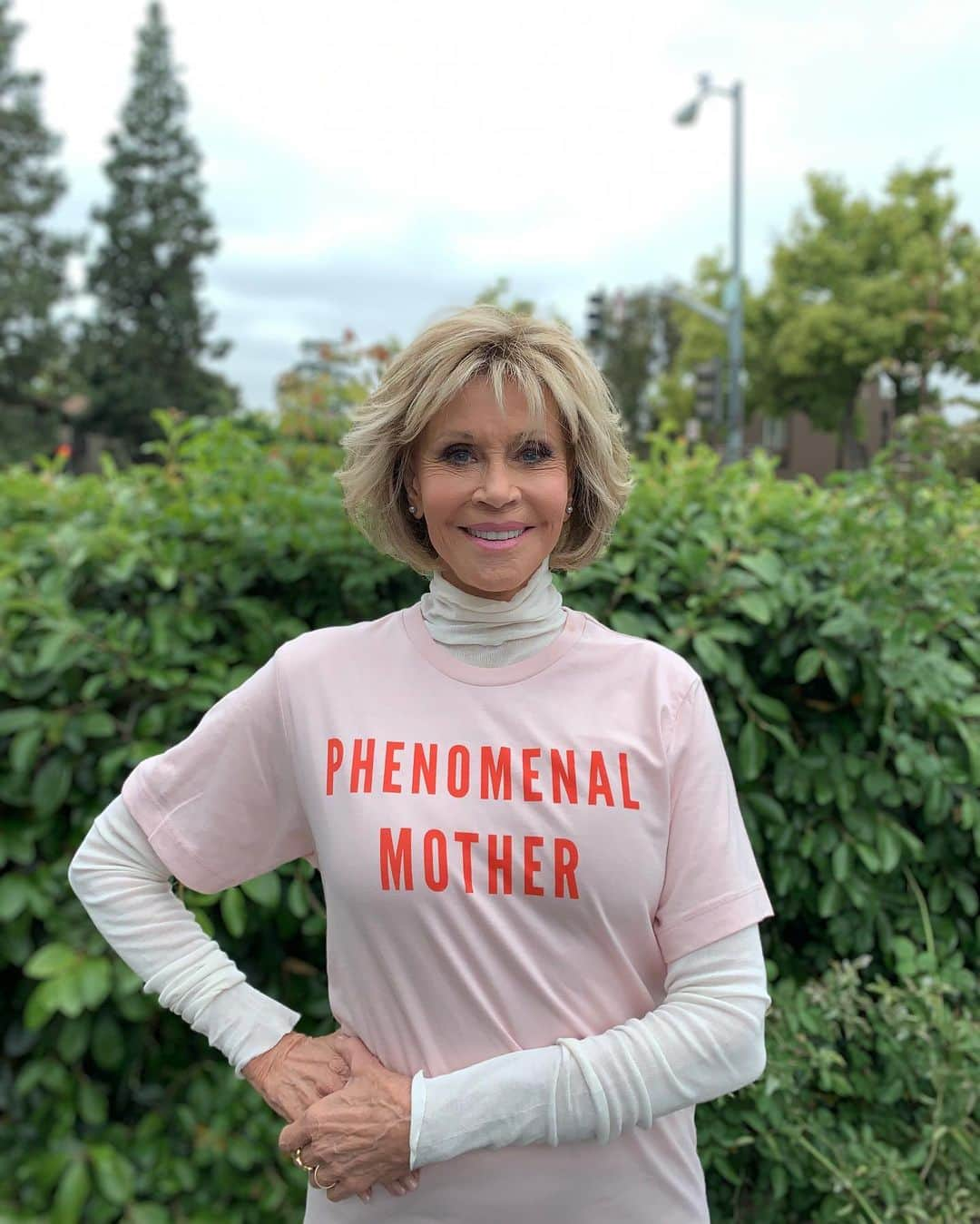 ジェーン・フォンダさんのインスタグラム写真 - (ジェーン・フォンダInstagram)「This Mother’s Day, join me in honoring the strong & resilient migrant women who are fighting to keep their families together. These #phenomenalmothers deserve our unconditional support, and I’m proud to stand in solidarity with all moms & families. T-shirt by @phenomenal.ly benefits @fams2gether’s family reunification efforts.」5月13日 3時14分 - janefonda