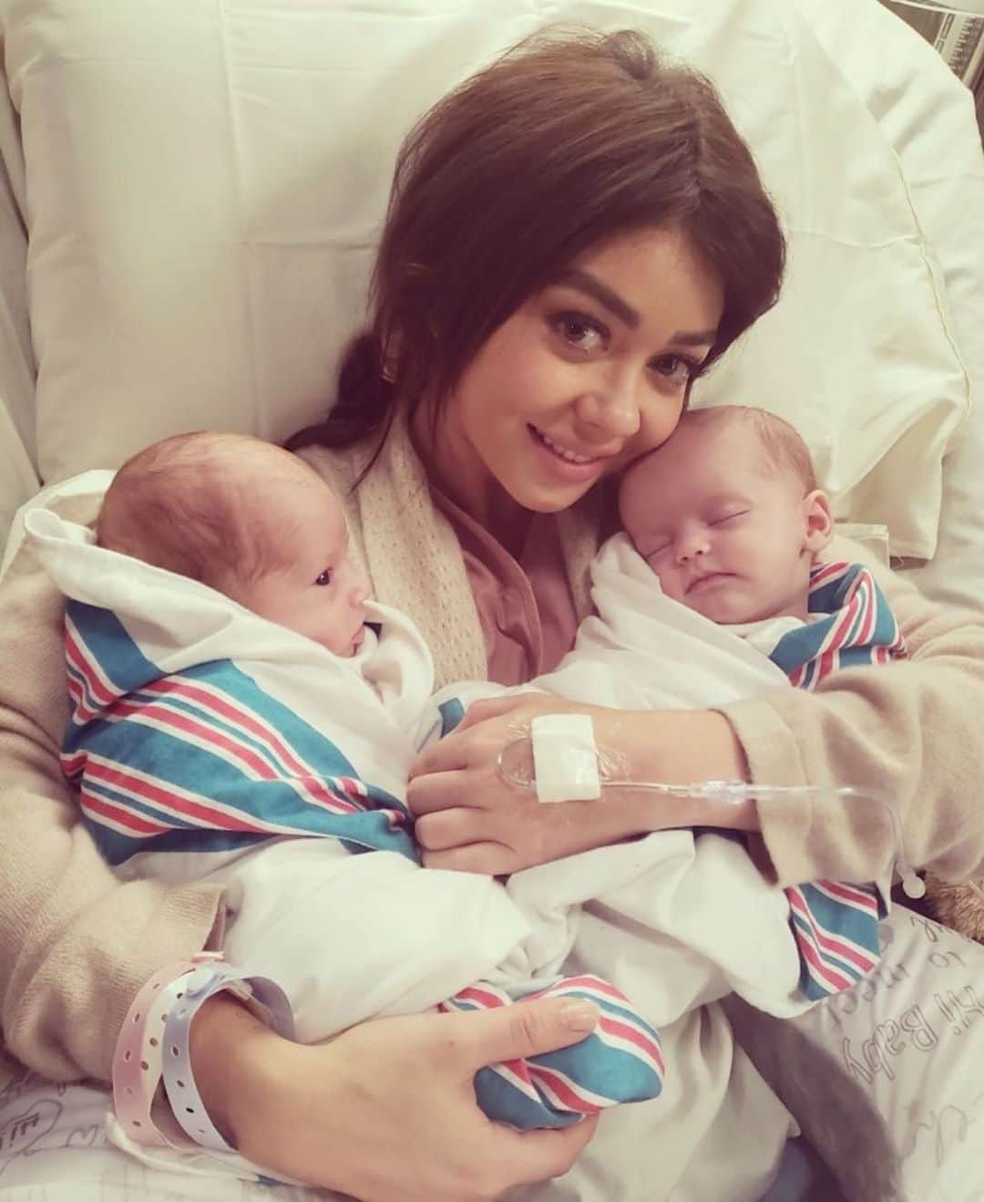 E! Onlineさんのインスタグラム写真 - (E! OnlineInstagram)「#ModernFamily usually has us laughing, but this season's finale had us teary eyed as we met Haley's twins just in time for #MothersDay. Link in bio for what's to come in the show's final 11th season. 😭(📷: @sarahhyland)」5月13日 3時17分 - enews