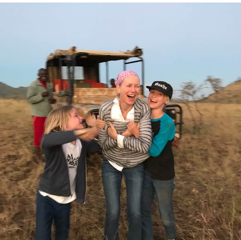 ナオミ・ワッツさんのインスタグラム写真 - (ナオミ・ワッツInstagram)「Happy Mother’s Day... I’m so grateful to have these two wonderfully spirited people in my life. They are brilliant and unique, they keep me laughing and growing every day. Blessed beyond words to be on this journey together 💕 #tb on safari @campiyakanzi in #Kenya」5月13日 3時17分 - naomiwatts