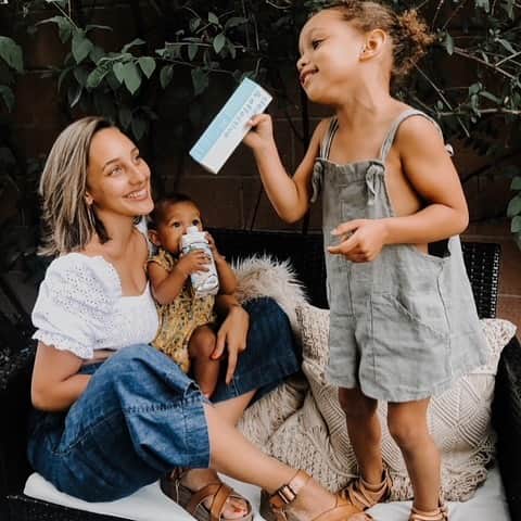 Vita Coco Coconut Waterのインスタグラム：「🌴🌴GIVEAWAY🌴🌴 what better way to celebrate all the mama’s? We partnered with our friends over at @blowfishmalibu and @tula for this #MothersDay approved gift by @mama.shocks.  Head over to her page for a chance to win!」