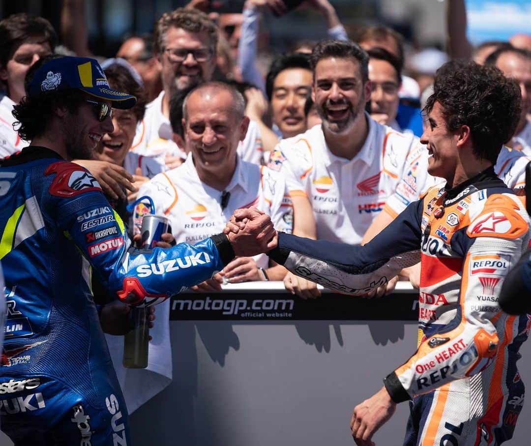 レプソル・ホンダのインスタグラム：「Respect. 🤝 ⠀⠀⠀⠀⠀⠀⠀⠀⠀ #SpanishGP #25RepsolHonda #Repsol #MotoGP #Honda #Racing #RepsolHonda #HRC #RC213V #MM93 #MarcMarquez #MM93🐜 #ThePowerOfDreams #Motorcycle #AlexRins」