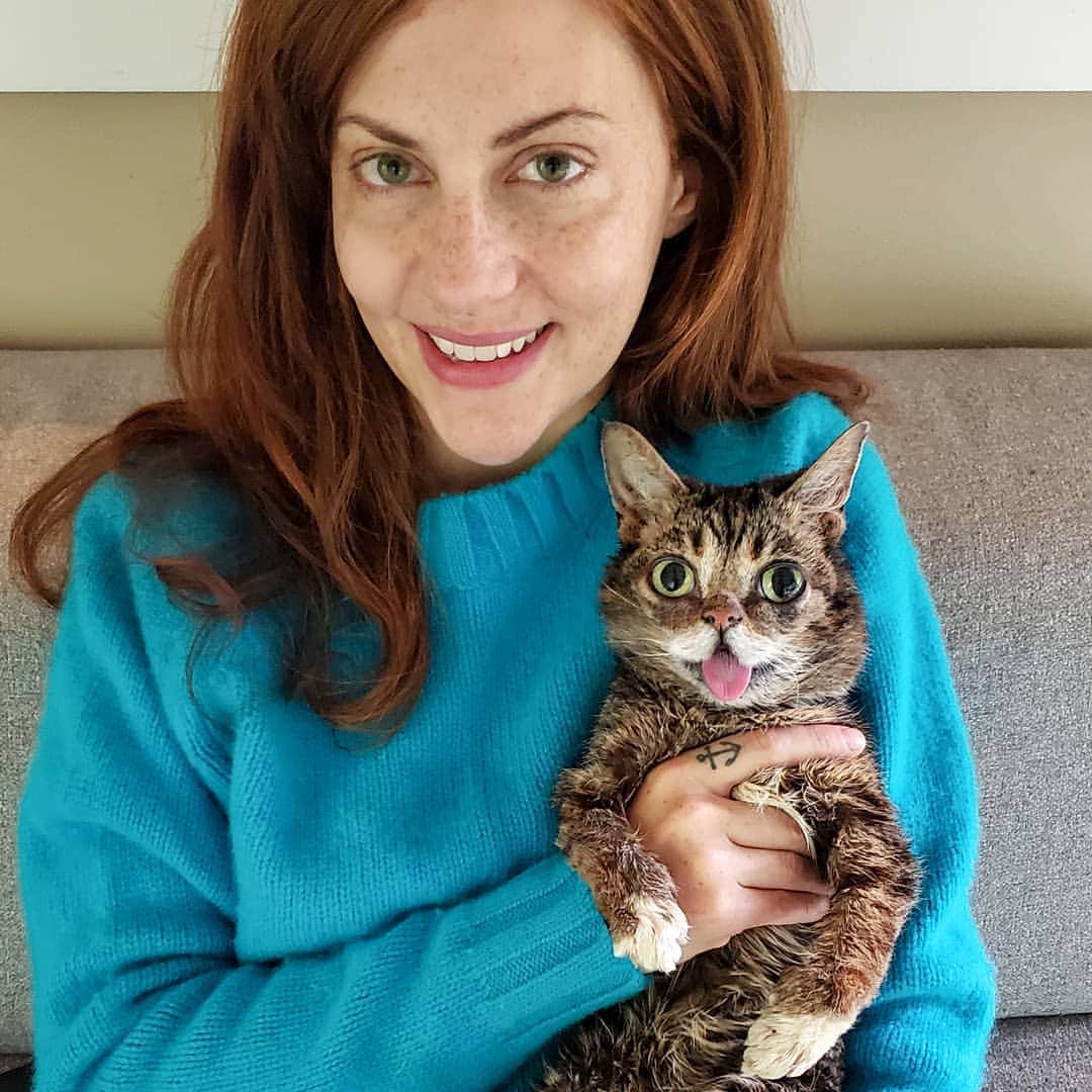 Lil BUBさんのインスタグラム写真 - (Lil BUBInstagram)「Mother to BUB, Spooky, Rosco and Lula, and the biggest heart I've ever known. We love you, Stacy @thegoldenmoth #lilbub #mothersday」5月13日 3時36分 - iamlilbub