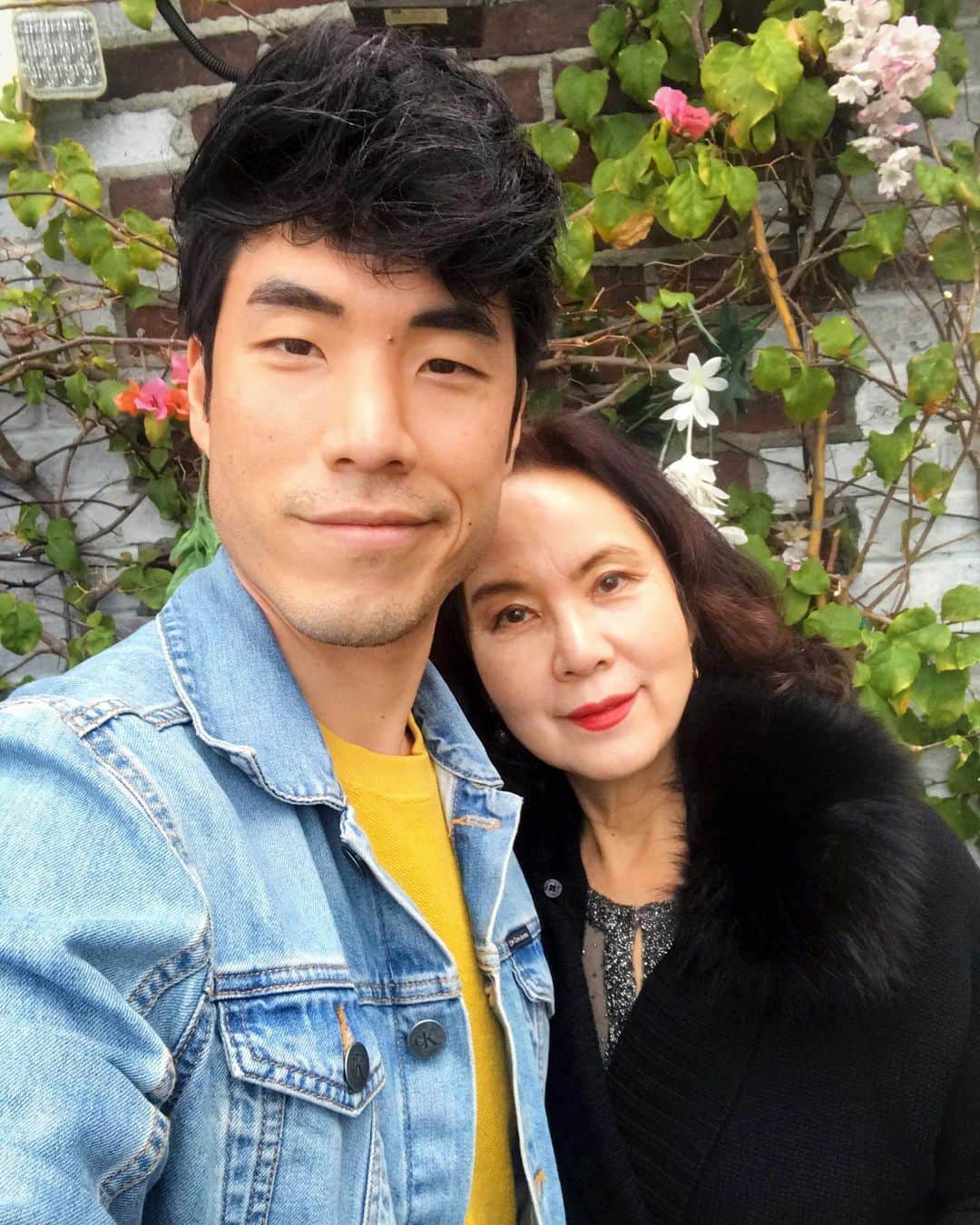 ユージン・リー・ヤンのインスタグラム：「Happy Mother’s D—HOLY SHIT ARE THOSE GRAY HAIRS 😱 #LoveYouMom」