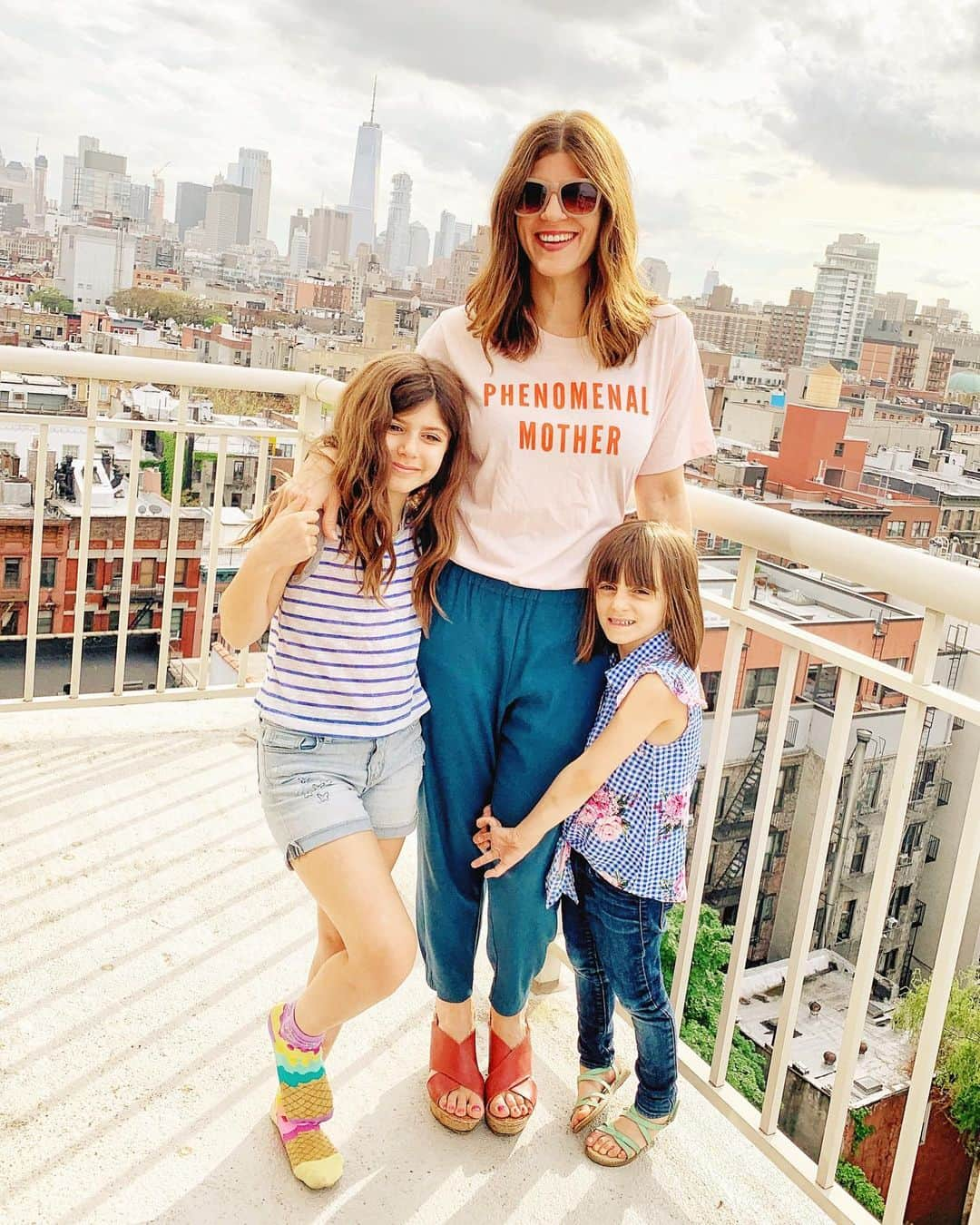 Ilana Wilesさんのインスタグラム写真 - (Ilana WilesInstagram)「Normally, I’m more comfortable with “Remarkably Average” but since it’s Mother’s Day, I’ll make an exception 😘 I’m also wearing this shirt to honor the strong and resilient migrant women who are currently fighting to keep their families together. These #phenomenalmothers deserve our unconditional support, and I’m proud to stand in solidarity with all moms & families. // This t-shirt made by @phenomenal.ly benefits @fams2gether’s family reunification efforts ❤️ #mothersday」5月13日 3時31分 - mommyshorts