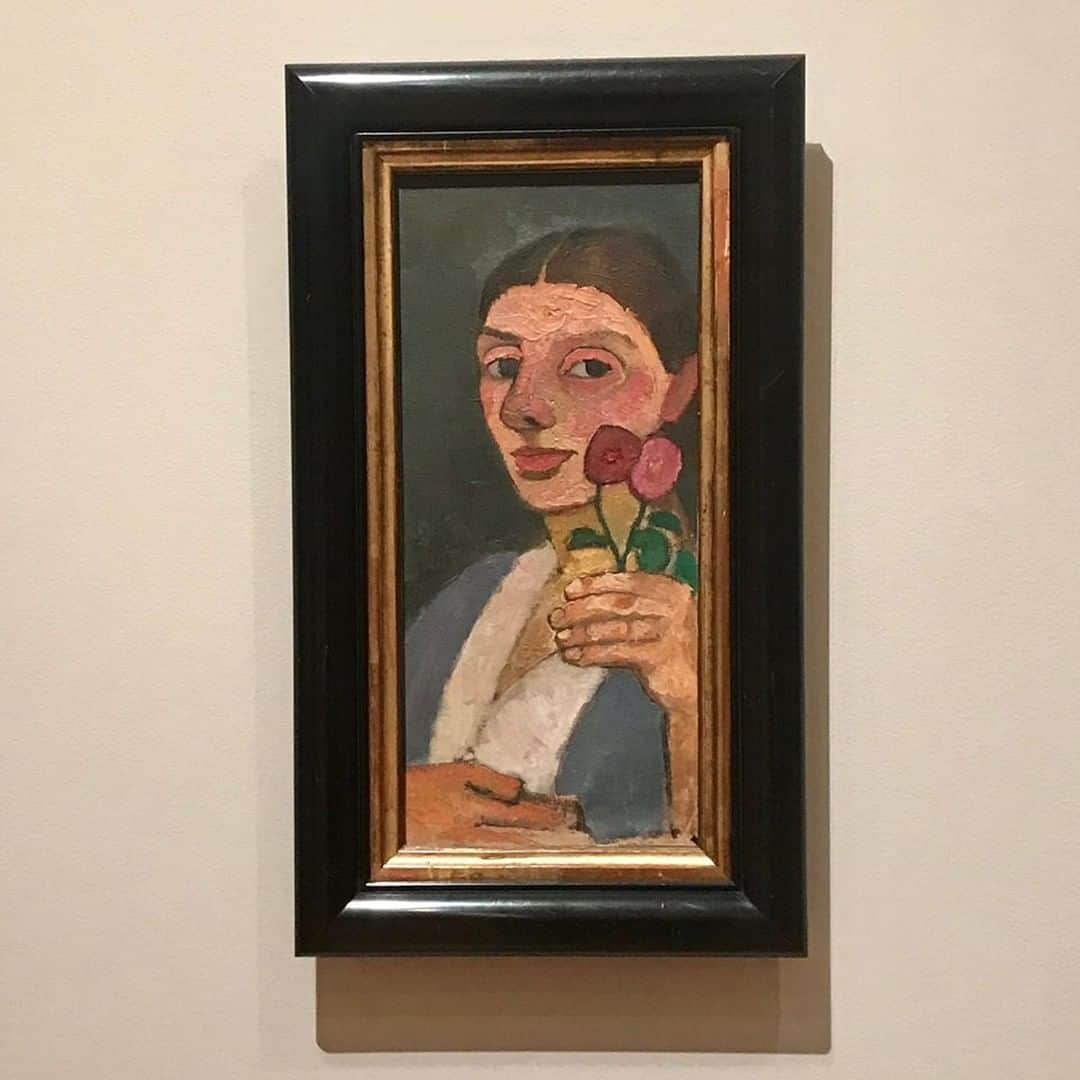 のインスタグラム：「Happy #MothersDay from MoMA! German artist Paula Modersohn-Becker is believed to be the first woman to paint herself while pregnant. A pioneering figure of the 20th-century German avant-garde, her career was cut short when she died in her early thirties, three weeks after giving birth to the daughter she carries in this portrait. Learn more about her self-portrait at mo.ma/2EbMLVZ (link in bio). ... [Image: Paula Modersohn-Becker. "Self-Portrait with Two Flowers in Her Raised Left Hand." 1907. Oil on canvas. Jointly owned by The Museum of Modern Art, New York, Gift of Debra and Leon Black, and The Neue Galerie, Gift of Ronald S. Lauder]」