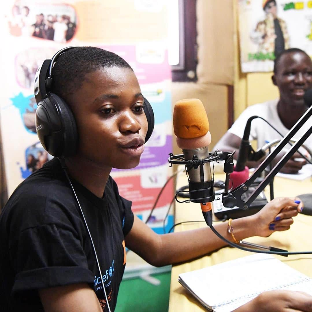 unicefさんのインスタグラム写真 - (unicefInstagram)「Children are the experts in their own lives and experiences. Only they know what makes them feel safe, scared or happy. That’s why 17-year-old Ines in Côte d'Ivoire has the right to express her opinions and take part in the decisions that shape her life. Let’s support young voices to speak up with pride. . #ForEveryChild, the right to be heard. . © UNICEF/UN061368/Dejongh」5月13日 3時45分 - unicef