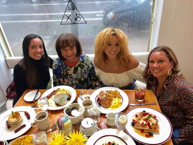 ヴァネッサ・ウィリアムスさんのインスタグラム写真 - (ヴァネッサ・ウィリアムスInstagram)「Brunching for Mother’s Day! Cheers to all the moms out there👏🏽❤️」5月13日 3時40分 - vanessawilliamsofficial