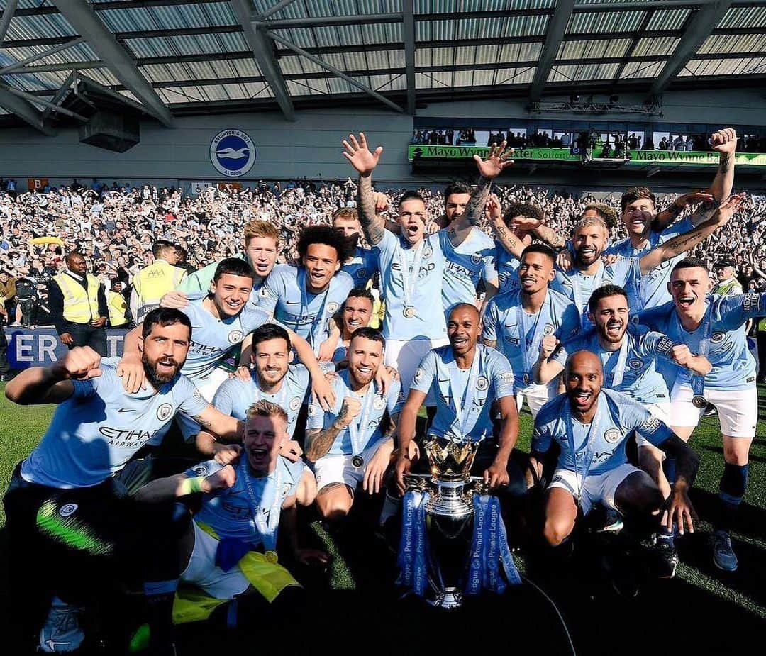 クラウディオ・ブラーボのインスタグラム：「Another title more 👌🏻 CHAMPIONS!!!🏆 @premierleague  @mancity 💙」