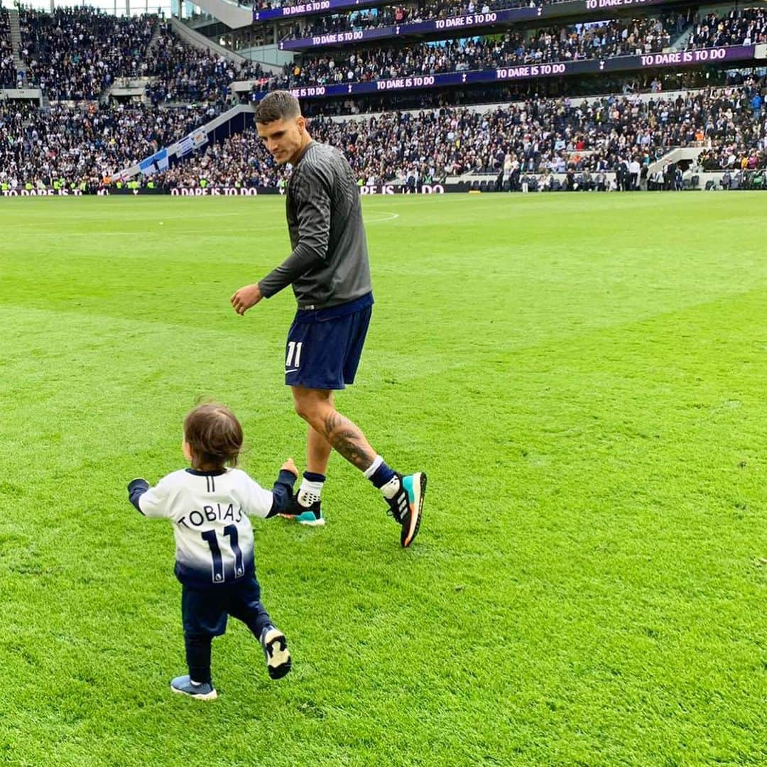 エリク・ラメラさんのインスタグラム写真 - (エリク・ラメラInstagram)「My first game in the new stadium bringing my son into the pitch in front of our fans , thanks to all of you I’ll never forget it 💙💙💙 Mi primer partido en el nuevo estadio, caminé con mi hijo frente a nuestra gente con mis compañeros ... un día que voy a recordar siempre 💙💙💙」5月13日 3時44分 - eriklamela