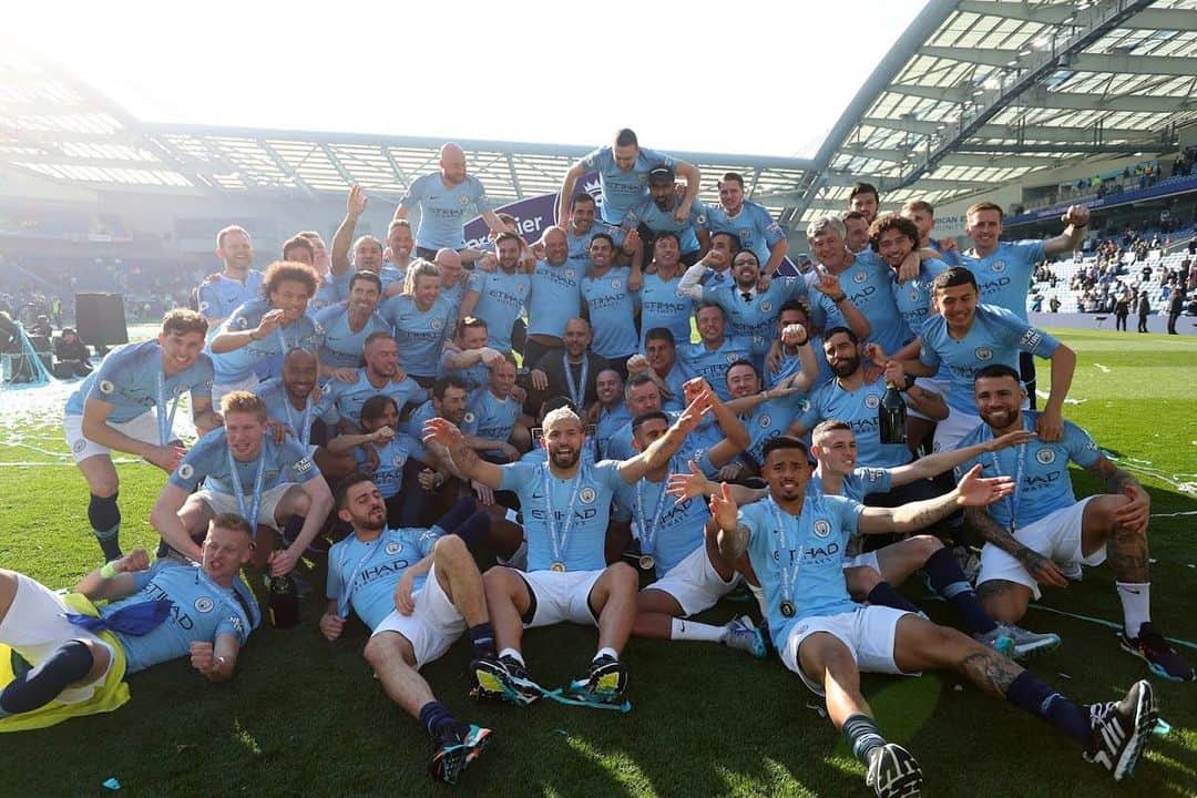 バンジャマン・メンディのインスタグラム：「L💙VE  @mancity」