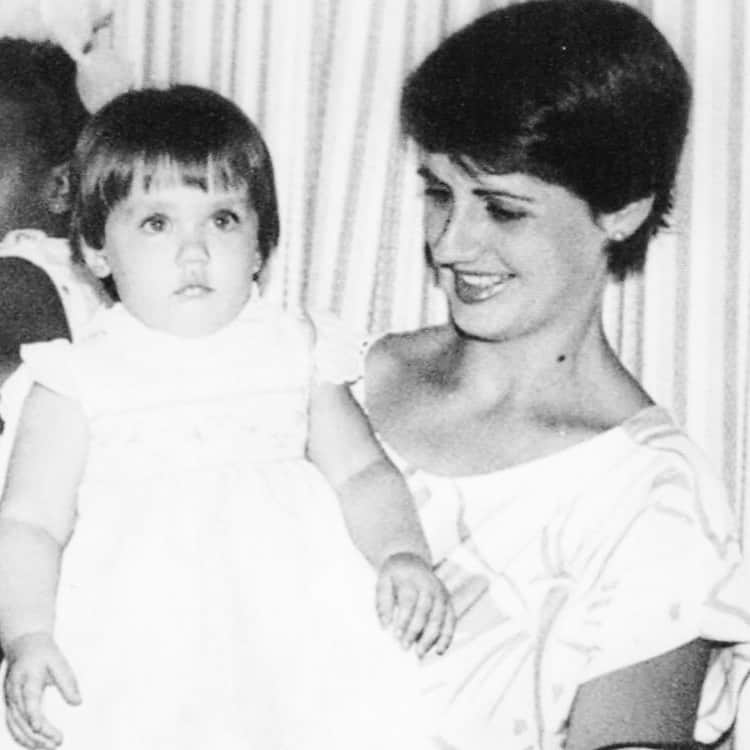 アナ・デ・アルマスさんのインスタグラム写真 - (アナ・デ・アルマスInstagram)「Cuba, 1989. Mi madre y yo. Gracias por todo lo que me has enseñado, mamá. Gracias por confiar en mi. Te quiero infinito. Feliz día de las madres! 🌹♥️」5月13日 3時48分 - ana_d_armas