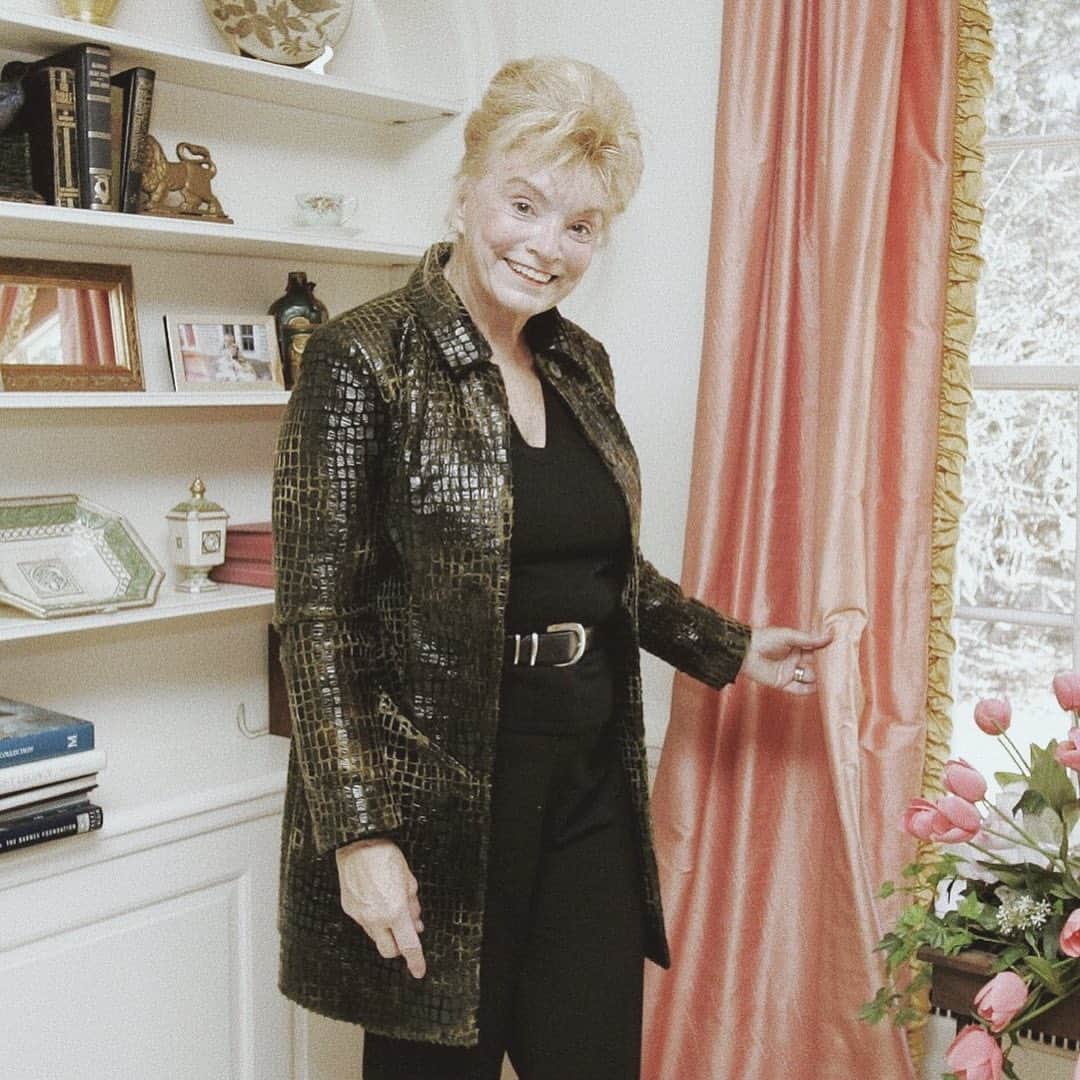 ケリー・キローレン・ベンサイモンさんのインスタグラム写真 - (ケリー・キローレン・ベンサイモンInstagram)「Happy Mother’s Day to my mother who pushed me, my brother, and sister to be better. She wanted the best for us, and with my incredible father, she created a framework that fueled success. She taught us how to succeed in what we were good at, to protect ourselves, and how to help others who can’t help themselves. And, she did this all while making sure my dad was her priority. Her takeaway would be to go for what you want, and to take haters with you along for the ride. Everyone is included. We love you and miss you everyday,mom. Love, kelly」5月13日 3時55分 - kellybensimon
