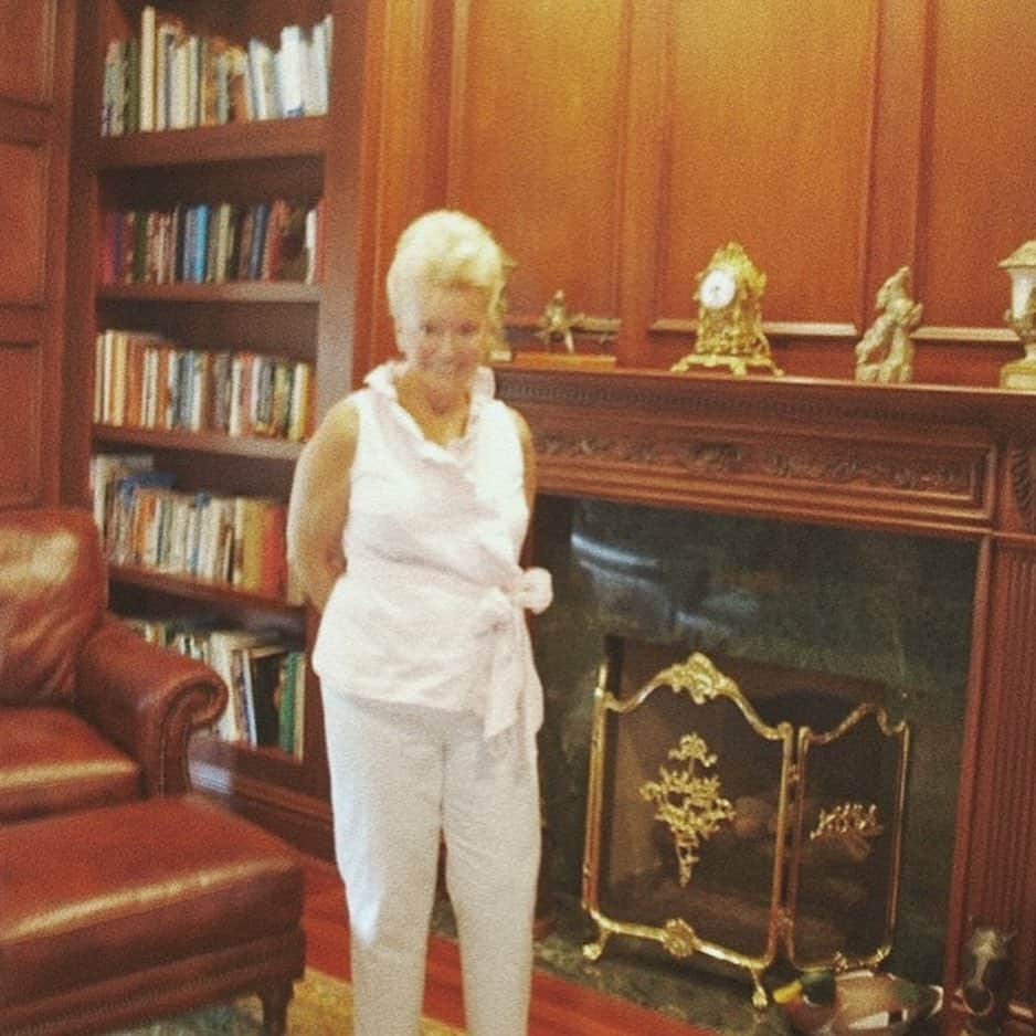 ケリー・キローレン・ベンサイモンさんのインスタグラム写真 - (ケリー・キローレン・ベンサイモンInstagram)「Happy Mother’s Day to my mother who pushed me, my brother, and sister to be better. She wanted the best for us, and with my incredible father, she created a framework that fueled success. She taught us how to succeed in what we were good at, to protect ourselves, and how to help others who can’t help themselves. And, she did this all while making sure my dad was her priority. Her takeaway would be to go for what you want, and to take haters with you along for the ride. Everyone is included. We love you and miss you everyday,mom. Love, kelly」5月13日 3時55分 - kellybensimon