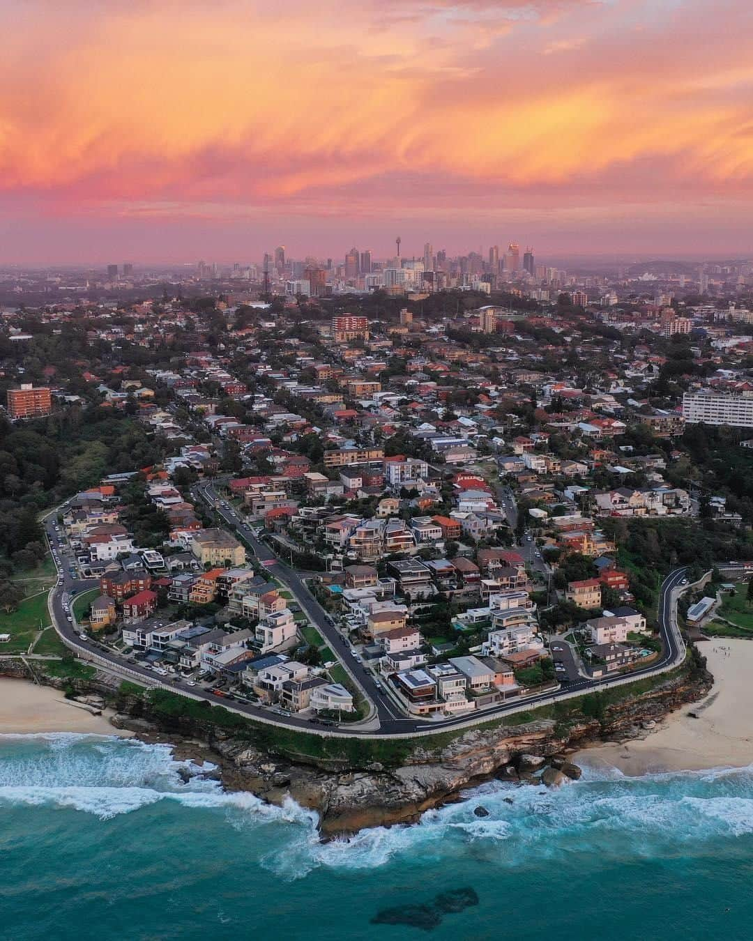 Australiaさんのインスタグラム写真 - (AustraliaInstagram)「@Sydney, you really are ridiculously good-looking 😎 This incredible shot by @nickholton89 was taken early in the morning looking over #Tamarama and #Bronte towards the city, complete with a blanket of dusty pink clouds over the CBD. Home to loads of picturesque #beaches, the sparkling harbour, an amazing array of top-notch restaurants, culture and history, more bars and cafes than you can poke a stick at, and of course, #Australia's most recognisable landmarks. In a nutshell, #Sydney is a fabulous city destination that’s simply a must-see in Australia!  #seeaustralia #NewSouthWales #ilovesydney #skyline #beach」5月13日 4時00分 - australia