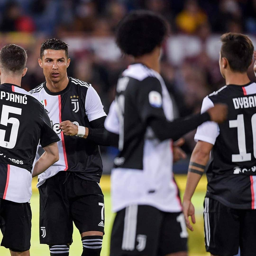 ユヴェントスFCさんのインスタグラム写真 - (ユヴェントスFCInstagram)「Looking 👌 with the new kit at the Olimpico ⚪⚫ #RomaJuve #BeTheStripes #ForzaJuve」5月13日 4時02分 - juventus