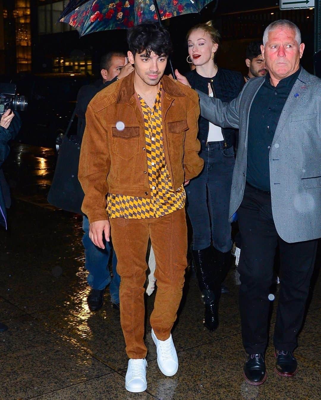 Just Jaredさんのインスタグラム写真 - (Just JaredInstagram)「@joejonas and @sophiet hold hands while heading to the @nbcsnl after party with @nickjonas and @priyankachopra! #JoeJonas #SophieTurner #NickJonas #PriyankaChopra Photos: BackGrid」5月13日 4時05分 - justjared