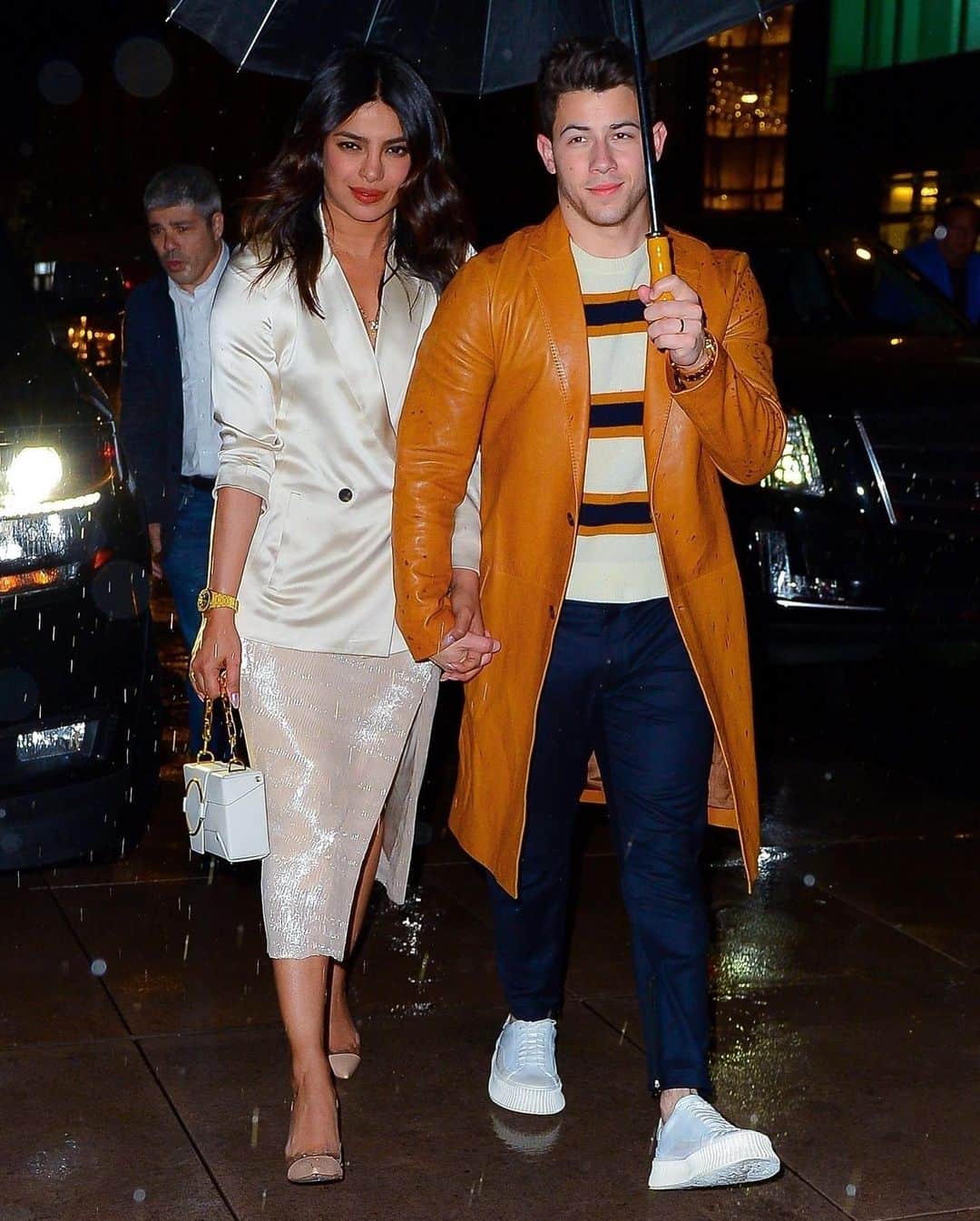 Just Jaredさんのインスタグラム写真 - (Just JaredInstagram)「@joejonas and @sophiet hold hands while heading to the @nbcsnl after party with @nickjonas and @priyankachopra! #JoeJonas #SophieTurner #NickJonas #PriyankaChopra Photos: BackGrid」5月13日 4時05分 - justjared