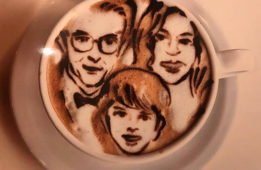 カイル・マクラクランさんのインスタグラム写真 - (カイル・マクラクランInstagram)「I love you a latte, @desireegruber. Happy #MothersDay! ❤️☕️」5月13日 4時05分 - kyle_maclachlan