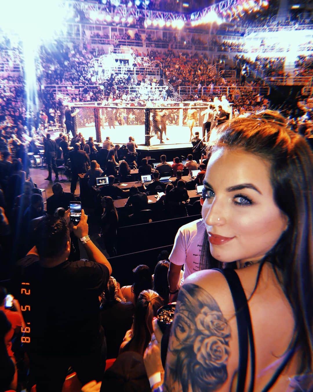Bruna Unzuetaのインスタグラム：「Dia de #UFCpokerstars 🥊🏆 noite incríveeel, energia surreal...será que virei fã? 🤩 thanks @pokerstars for the invite ✨」